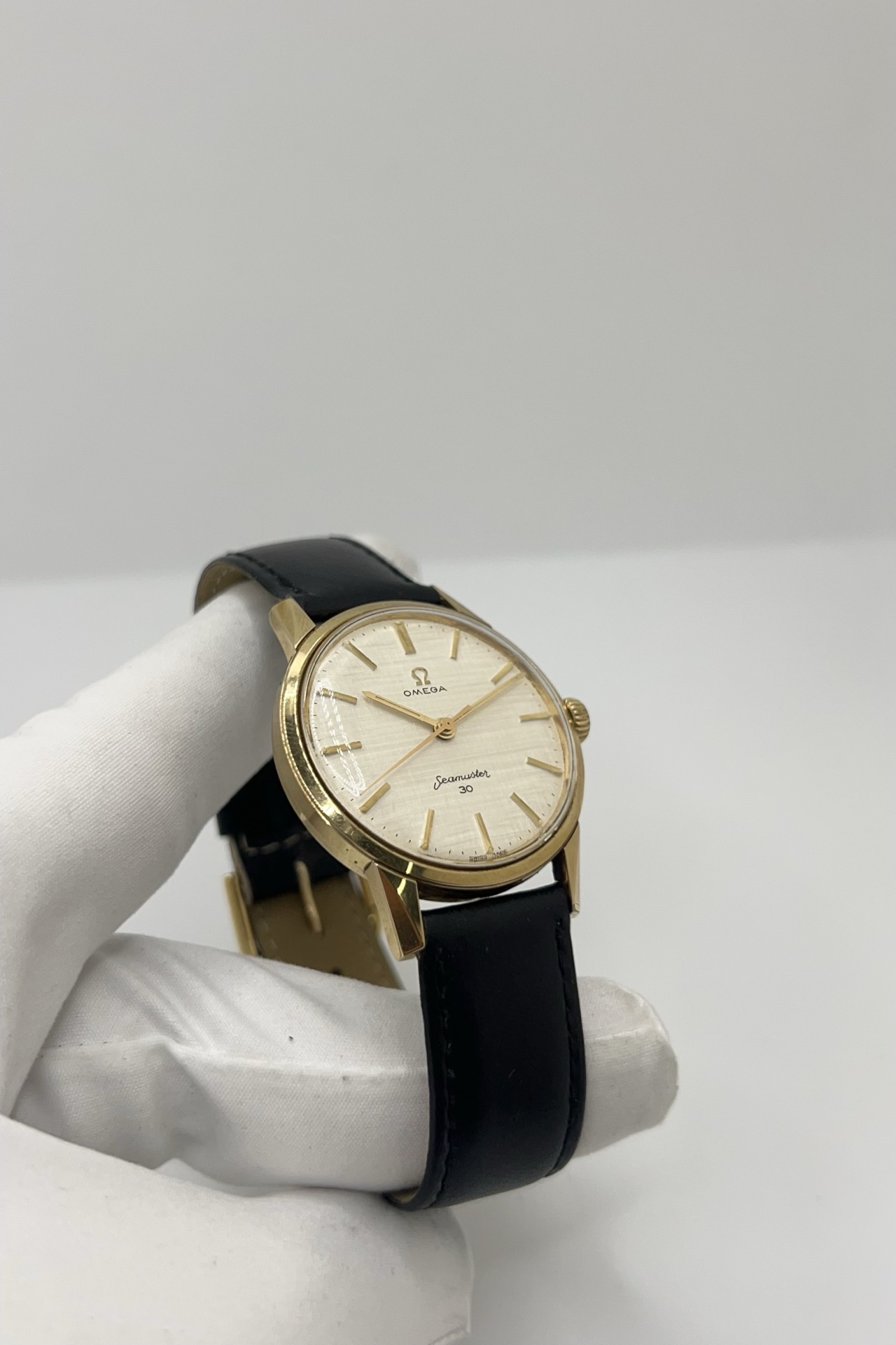 Montre Omega Seamaster 135.003 vintage de 1962 en acier et plaqué or avec cadran lin argenté texturé. Cette Omega Seamaster à remontage manuel est équipée du calibre Omega 286 et d’un boîtier de 35 mm au style élégant et intemporel. Montre homme vintage avec verre plexiglas, bracelet cuir noir et seconde centrale. Omega Seamaster vintage révisée, livrée avec certificat d’authenticité et garantie 1 an.