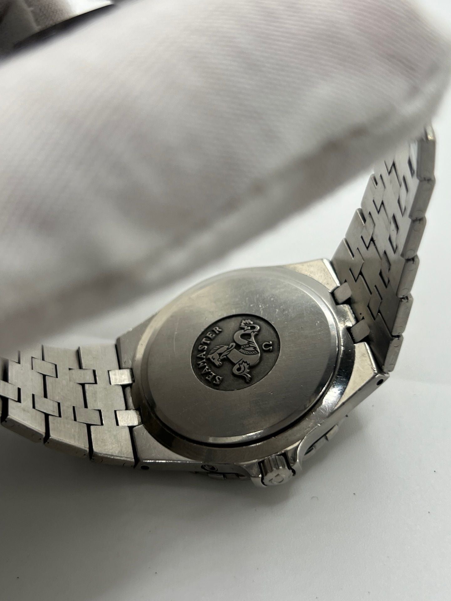 Montre de plongée vintage Omega Seamaster Jacques Mayol 120 référence 396.0900 en acier, équipée d’un mouvement quartz calibre 1337. Modèle de collection rare avec cadran noir, boîtier de 37 mm et bracelet acier. Montre iconique des années 1980, appréciée des amateurs de montres de plongée pour son style classique et son histoire liée à l’apnéiste Jacques Mayol.