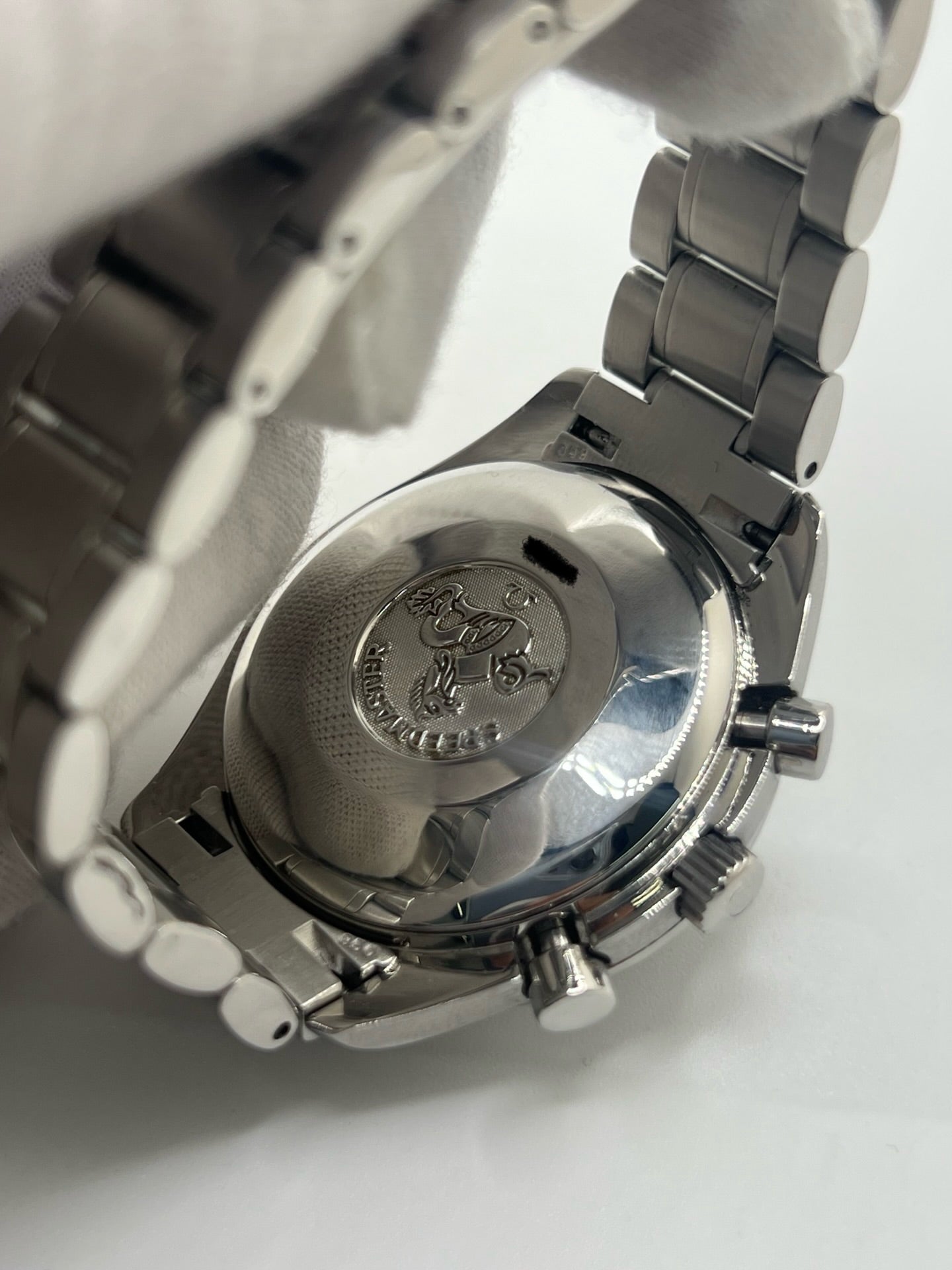 Montre Omega Speedmaster Date référence 3513.50 en acier, chronographe automatique avec boîtier de 39 mm et bracelet en acier assorti. Cadran noir sobre sans chiffres, protégé par un verre saphir, avec affichage de la date et fonctions chronographe. Modèle étanche 5 ATM, animé par le calibre automatique 1152 offrant 44 heures de réserve de marche. Montre homme élégante et sportive, emblématique de la collection Speedmaster.