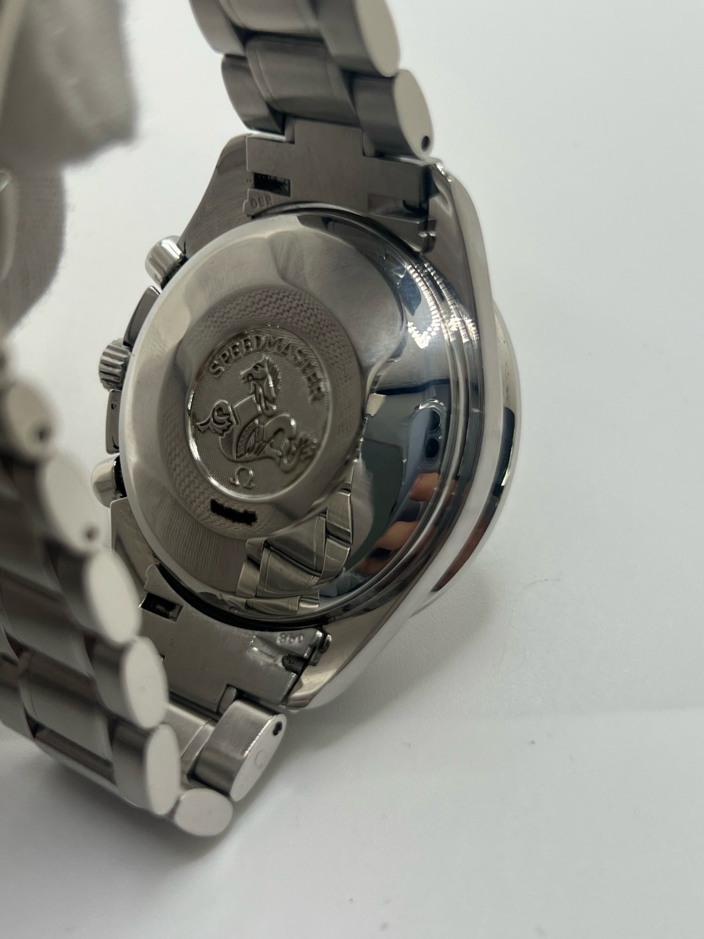 Montre Omega Speedmaster Date référence 3513.50 en acier, chronographe automatique avec boîtier de 39 mm et bracelet en acier assorti. Cadran noir sobre sans chiffres, protégé par un verre saphir, avec affichage de la date et fonctions chronographe. Modèle étanche 5 ATM, animé par le calibre automatique 1152 offrant 44 heures de réserve de marche. Montre homme élégante et sportive, emblématique de la collection Speedmaster.