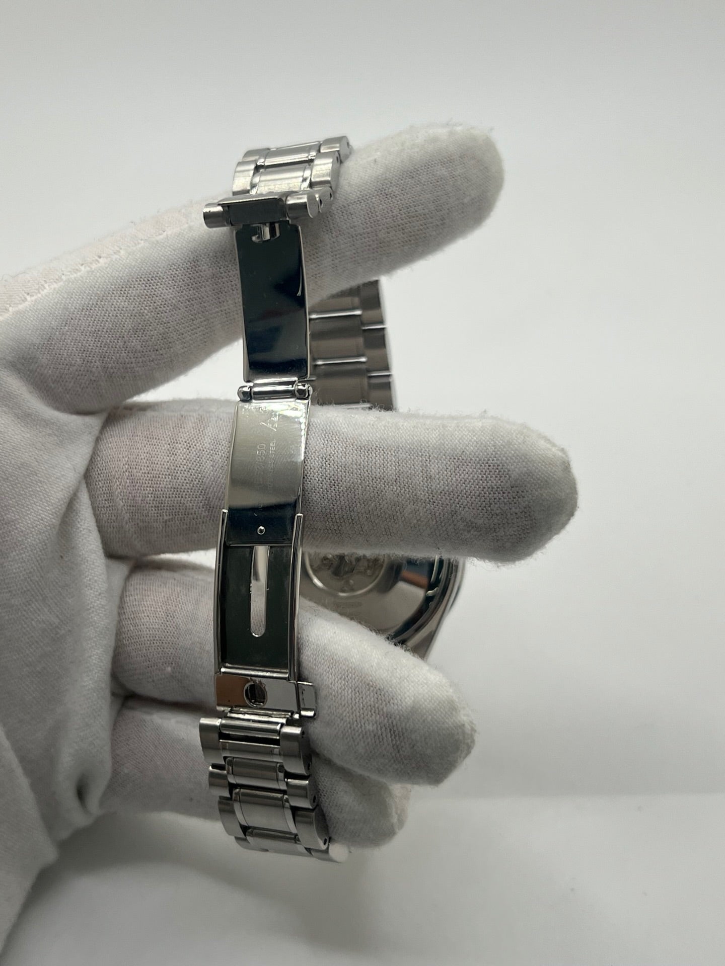 Montre Omega Speedmaster Date référence 3513.50 en acier, chronographe automatique avec boîtier de 39 mm et bracelet en acier assorti. Cadran noir sobre sans chiffres, protégé par un verre saphir, avec affichage de la date et fonctions chronographe. Modèle étanche 5 ATM, animé par le calibre automatique 1152 offrant 44 heures de réserve de marche. Montre homme élégante et sportive, emblématique de la collection Speedmaster.