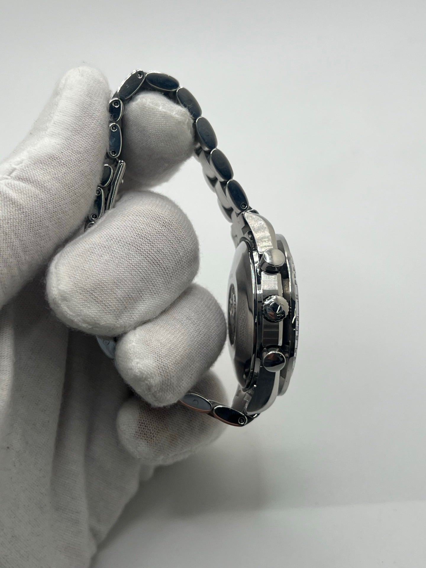 Montre Omega Speedmaster Date référence 3513.50 en acier, chronographe automatique avec boîtier de 39 mm et bracelet en acier assorti. Cadran noir sobre sans chiffres, protégé par un verre saphir, avec affichage de la date et fonctions chronographe. Modèle étanche 5 ATM, animé par le calibre automatique 1152 offrant 44 heures de réserve de marche. Montre homme élégante et sportive, emblématique de la collection Speedmaster.