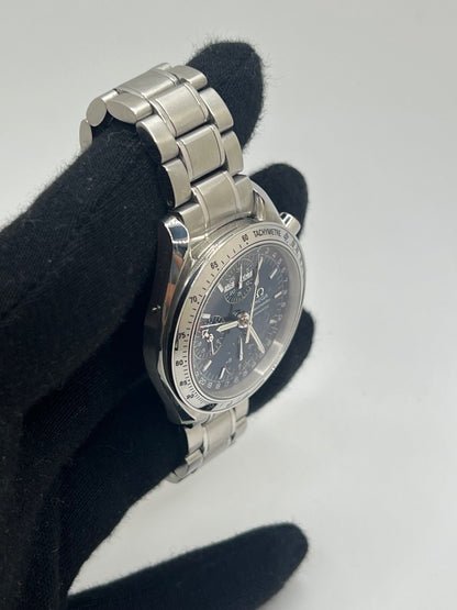 Découvrez la montre Omega Speedmaster Day Date, une icône horlogère qui incarne l’alliance parfaite entre sportivité et élégance. Ce chronographe Omega Day Date séduit par son cadran bleu profond et son boîtier en acier de 39 mm. Dotée d’un mouvement automatique Omega Speedmaster, elle offre les fonctions complètes d’un calendrier (jour, date, mois) et un tachymètre. Cette montre automatique Omega Speedmaster est animée par le calibre 1151 et dispose d’une réserve de marche de 44 heures.