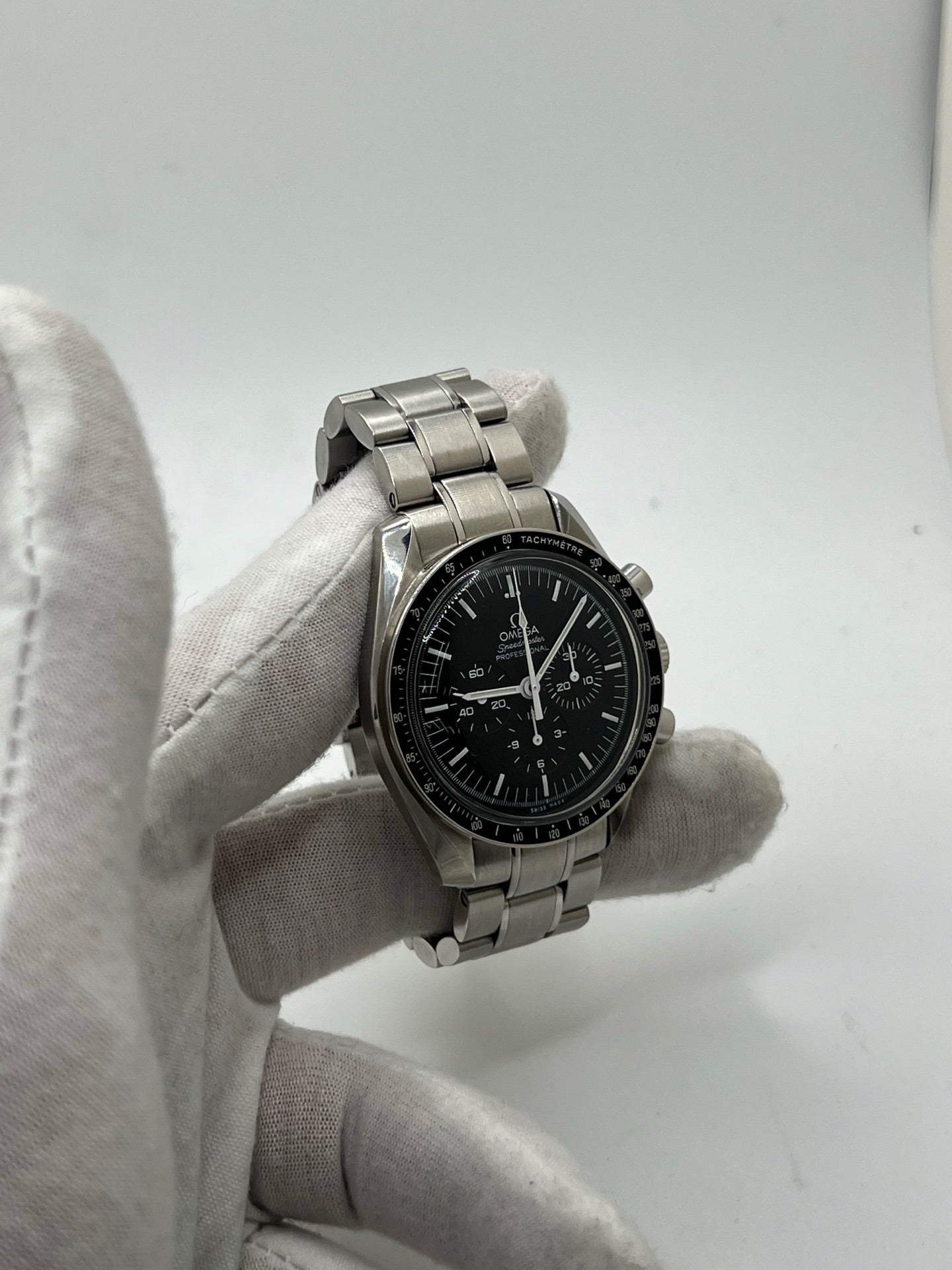 Montre Omega Speedmaster Professional Moonwatch réf. 311.30.42.30.01.005 en acier, équipée du calibre 1861 à remontage manuel. Chronographe emblématique de 42 mm avec cadran noir, verre Plexiglas et bracelet en acier. Modèle iconique inspiré de la première montre portée sur la Lune, alliant précision, fiabilité et élégance intemporelle.