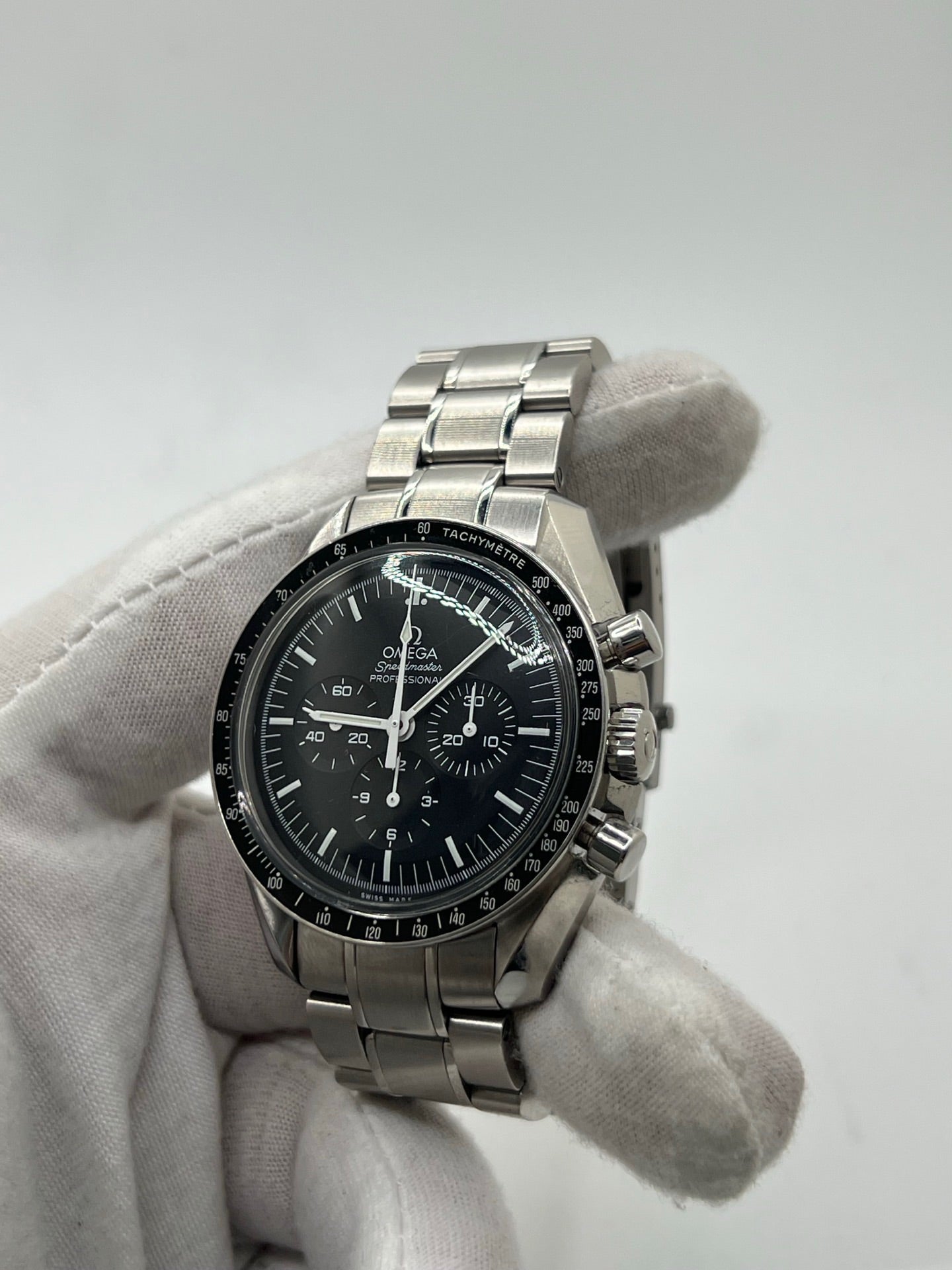 Montre Omega Speedmaster Professional Moonwatch réf. 311.30.42.30.01.005 en acier, équipée du calibre 1861 à remontage manuel. Chronographe emblématique de 42 mm avec cadran noir, verre Plexiglas et bracelet en acier. Modèle iconique inspiré de la première montre portée sur la Lune, alliant précision, fiabilité et élégance intemporelle.