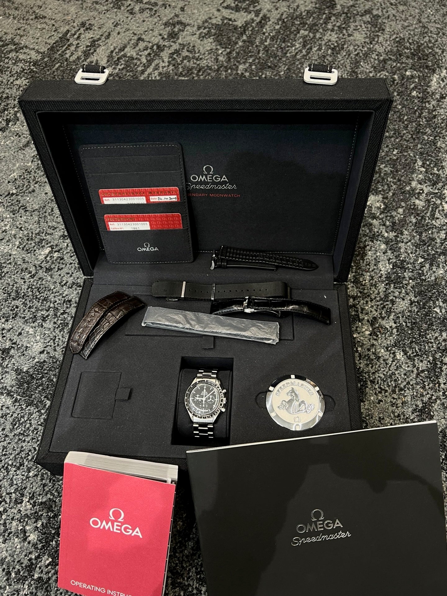 Montre Omega Speedmaster Professional Moonwatch réf. 311.30.42.30.01.005 en acier, équipée du calibre 1861 à remontage manuel. Chronographe emblématique de 42 mm avec cadran noir, verre Plexiglas et bracelet en acier. Modèle iconique inspiré de la première montre portée sur la Lune, alliant précision, fiabilité et élégance intemporelle.