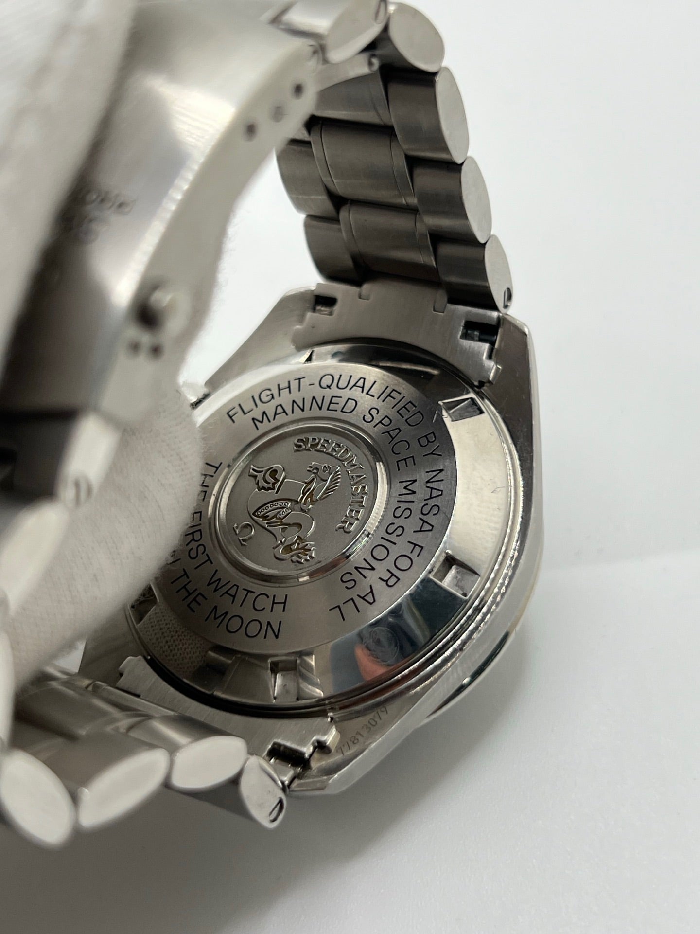 Montre Omega Speedmaster Professional Moonwatch réf. 311.30.42.30.01.005 en acier, équipée du calibre 1861 à remontage manuel. Chronographe emblématique de 42 mm avec cadran noir, verre Plexiglas et bracelet en acier. Modèle iconique inspiré de la première montre portée sur la Lune, alliant précision, fiabilité et élégance intemporelle.