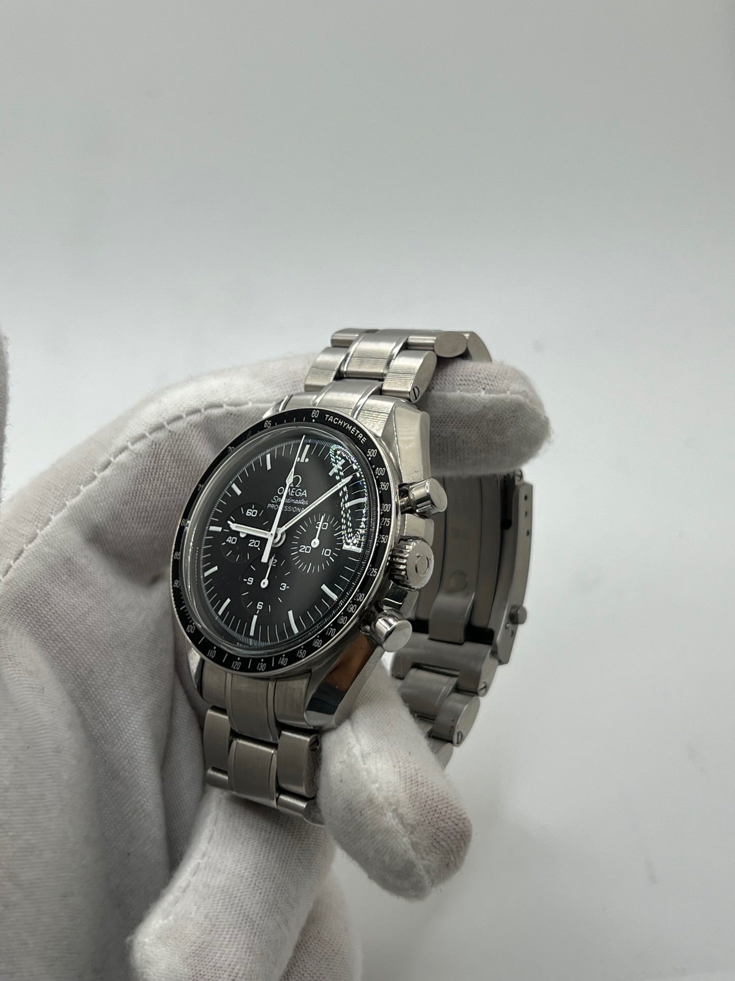 Montre Omega Speedmaster Professional Moonwatch réf. 311.30.42.30.01.005 en acier, équipée du calibre 1861 à remontage manuel. Chronographe emblématique de 42 mm avec cadran noir, verre Plexiglas et bracelet en acier. Modèle iconique inspiré de la première montre portée sur la Lune, alliant précision, fiabilité et élégance intemporelle.