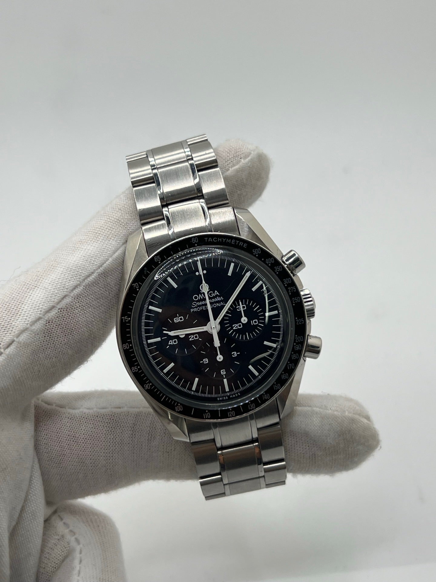 Montre Omega Speedmaster Professional Moonwatch réf. 311.30.42.30.01.005 en acier, équipée du calibre 1861 à remontage manuel. Chronographe emblématique de 42 mm avec cadran noir, verre Plexiglas et bracelet en acier. Modèle iconique inspiré de la première montre portée sur la Lune, alliant précision, fiabilité et élégance intemporelle.
