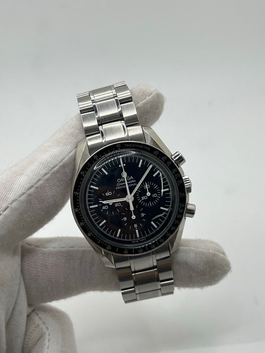 Montre Omega Speedmaster Professional Moonwatch réf. 311.30.42.30.01.005 en acier, équipée du calibre 1861 à remontage manuel. Chronographe emblématique de 42 mm avec cadran noir, verre Plexiglas et bracelet en acier. Modèle iconique inspiré de la première montre portée sur la Lune, alliant précision, fiabilité et élégance intemporelle.