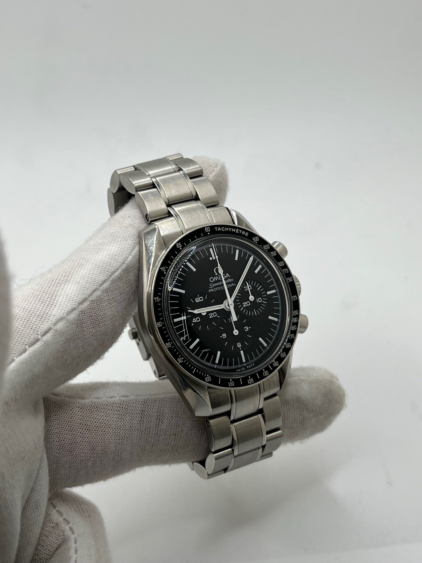 Montre Omega Speedmaster Professional Moonwatch réf. 311.30.42.30.01.005 en acier, équipée du calibre 1861 à remontage manuel. Chronographe emblématique de 42 mm avec cadran noir, verre Plexiglas et bracelet en acier. Modèle iconique inspiré de la première montre portée sur la Lune, alliant précision, fiabilité et élégance intemporelle.