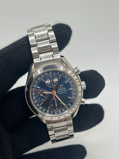 Découvrez la montre Omega Speedmaster Day Date, une icône horlogère qui incarne l’alliance parfaite entre sportivité et élégance. Ce chronographe Omega Day Date séduit par son cadran bleu profond et son boîtier en acier de 39 mm. Dotée d’un mouvement automatique Omega Speedmaster, elle offre les fonctions complètes d’un calendrier (jour, date, mois) et un tachymètre. Cette montre automatique Omega Speedmaster est animée par le calibre 1151 et dispose d’une réserve de marche de 44 heures.