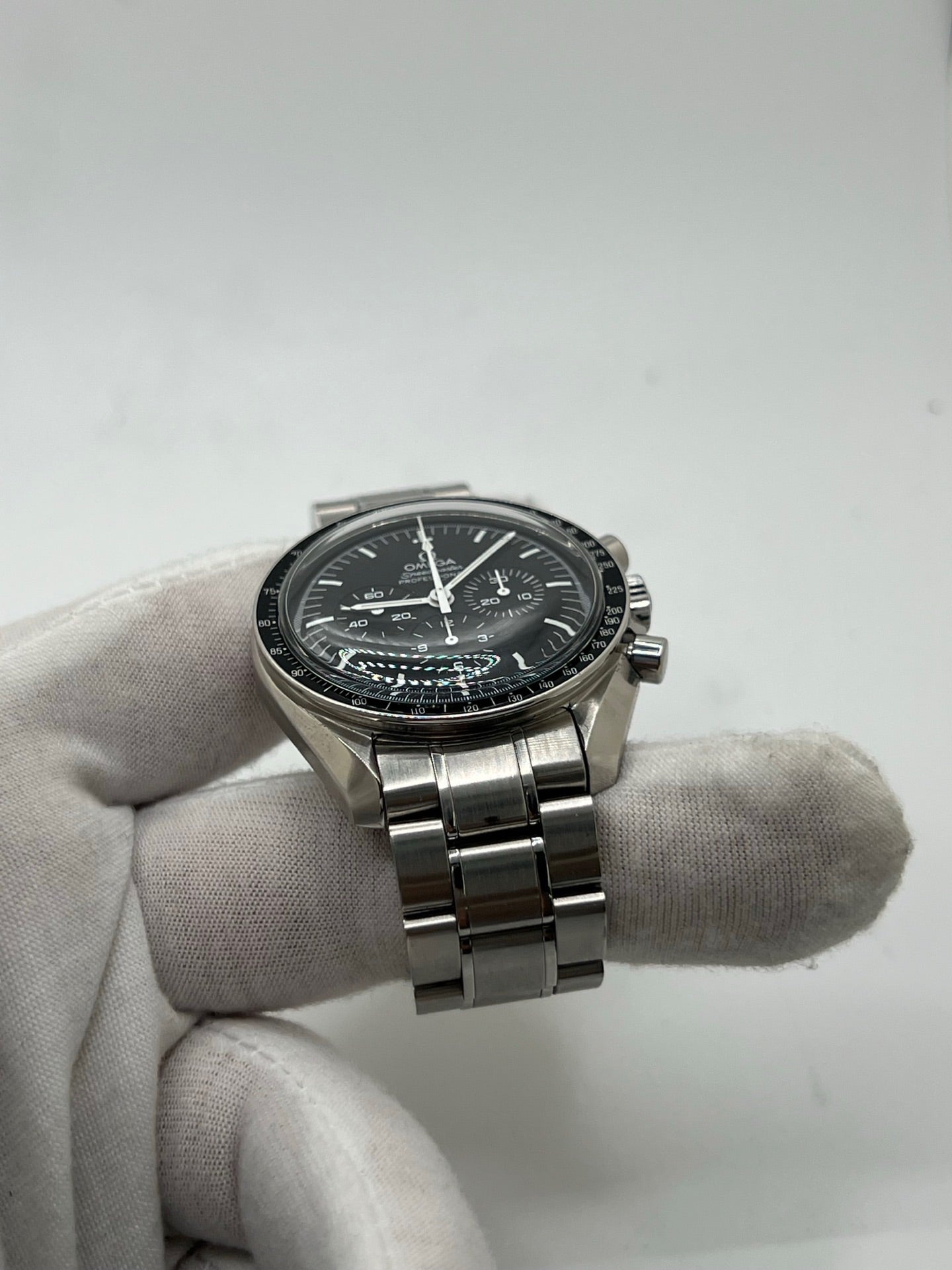 Montre Omega Speedmaster Professional Moonwatch réf. 311.30.42.30.01.005 en acier, équipée du calibre 1861 à remontage manuel. Chronographe emblématique de 42 mm avec cadran noir, verre Plexiglas et bracelet en acier. Modèle iconique inspiré de la première montre portée sur la Lune, alliant précision, fiabilité et élégance intemporelle.
