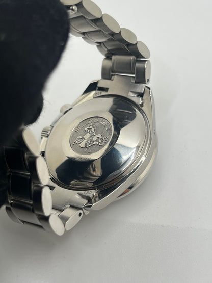 Découvrez la montre Omega Speedmaster Day Date, une icône horlogère qui incarne l’alliance parfaite entre sportivité et élégance. Ce chronographe Omega Day Date séduit par son cadran bleu profond et son boîtier en acier de 39 mm. Dotée d’un mouvement automatique Omega Speedmaster, elle offre les fonctions complètes d’un calendrier (jour, date, mois) et un tachymètre. Cette montre automatique Omega Speedmaster est animée par le calibre 1151 et dispose d’une réserve de marche de 44 heures.