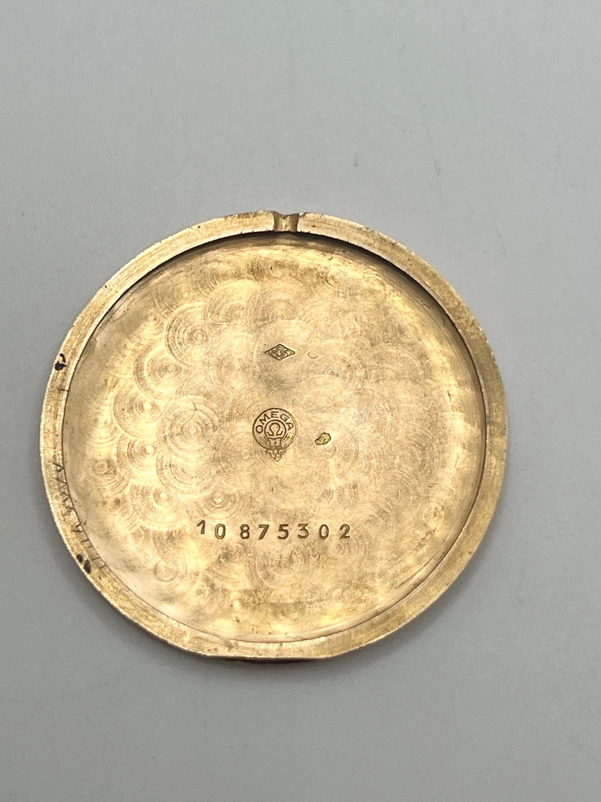 Montre Omega Vintage équipée du célèbre calibre mécanique 30T2 à remontage manuel. Cette montre ancienne, datant approximativement de 1948, présente un boîtier en or rose de 33 mm et un élégant cadran blanc à index bâtons. Son bracelet en cuir de crocodile noir complète son esthétique classique et intemporelle. Cette Omega Vintage calibre 30T2 incarne le charme d’une montre de collection, alliant savoir-faire horloger, élégance et authenticité.