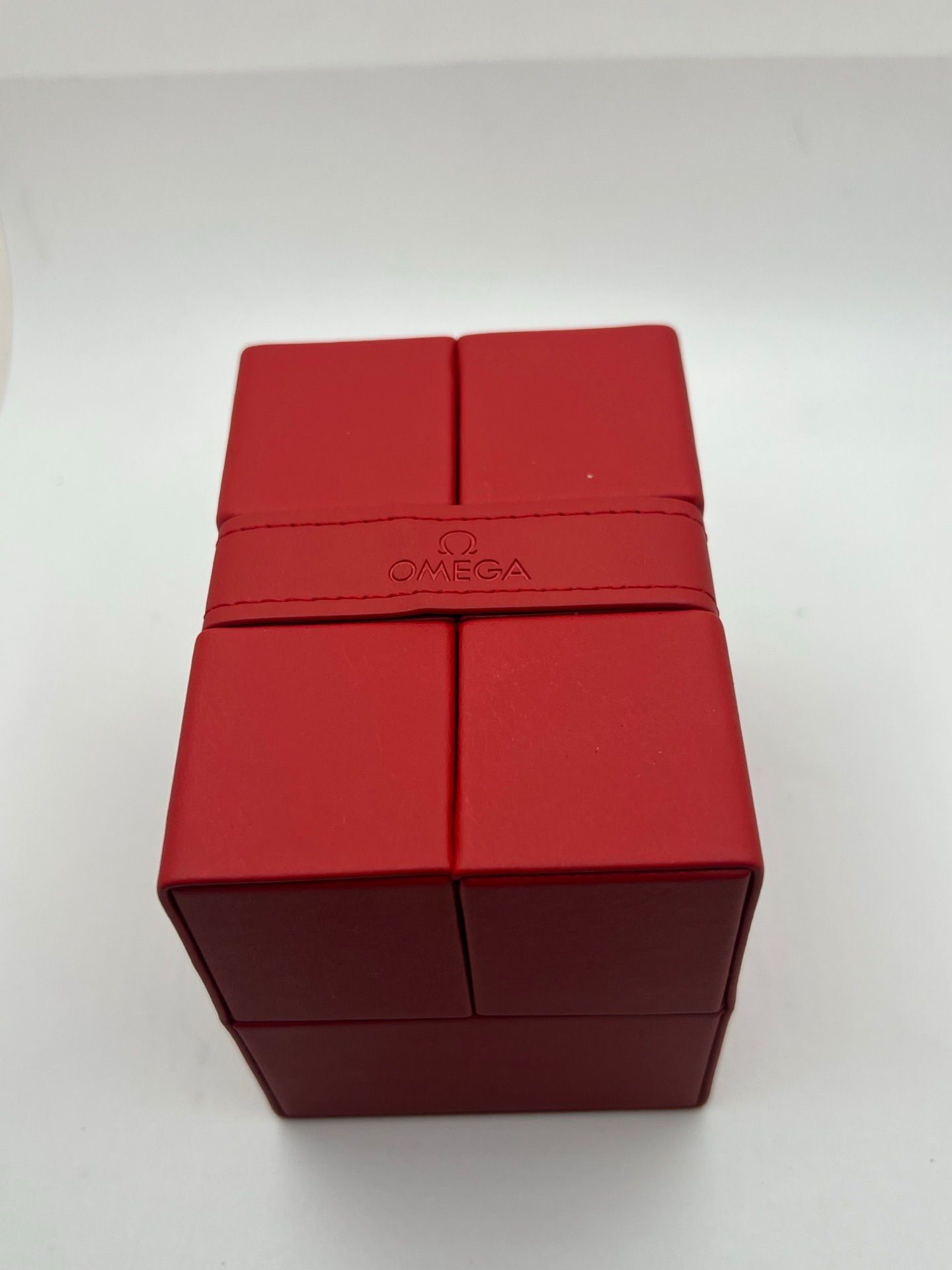 Découvrez l’Omega Constellation automatique 25 mm, une montre de luxe alliant élégance et précision. Ce garde-temps iconique séduit par son design raffiné et son mouvement automatique fiable. Idéal pour les passionnés d’horlogerie, ce modèle symbolise le savoir-faire suisse et reste un investissement intemporel pour toute collection.