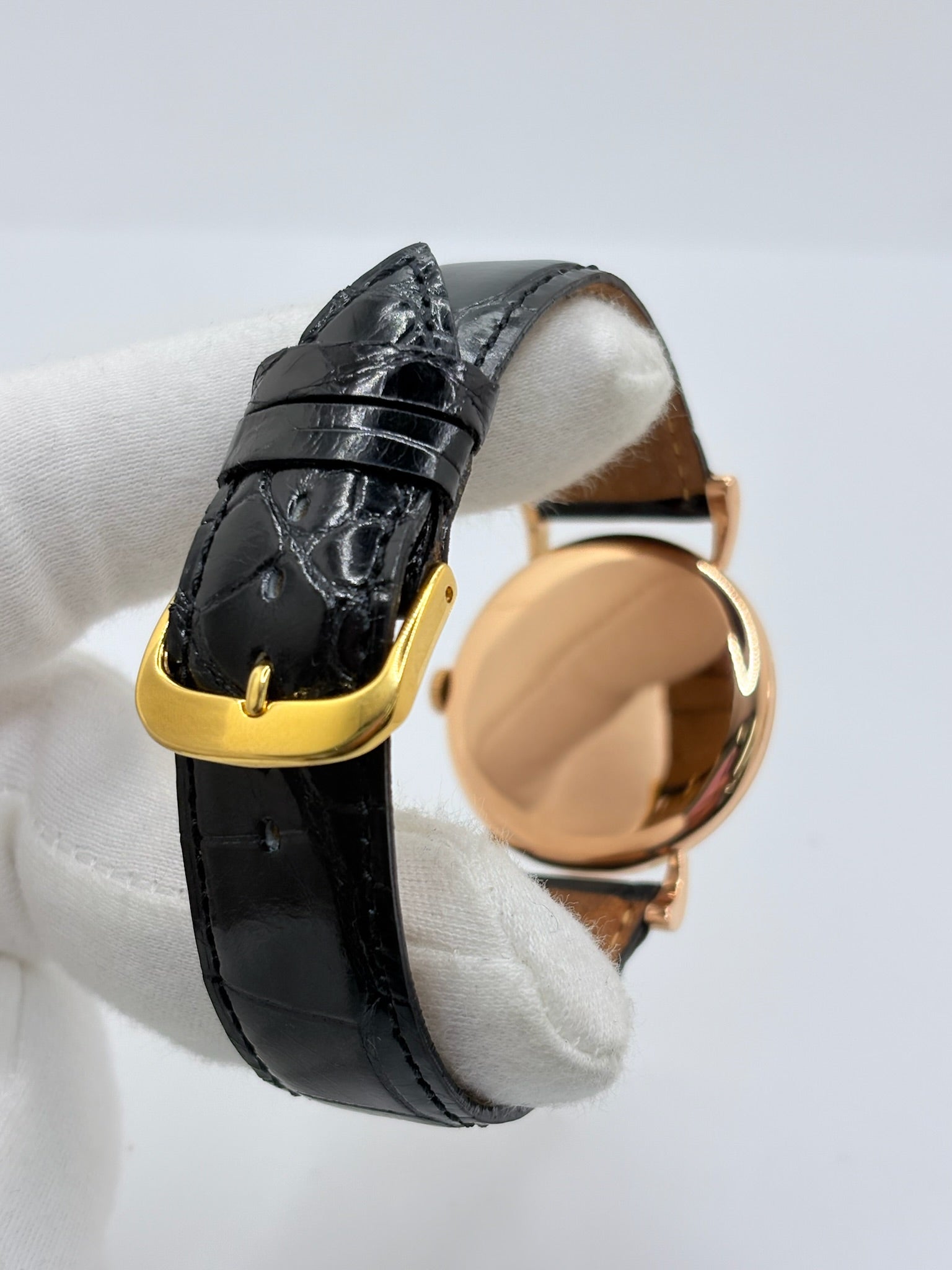 Montre Omega Vintage équipée du célèbre calibre mécanique 30T2 à remontage manuel. Cette montre ancienne, datant approximativement de 1948, présente un boîtier en or rose de 33 mm et un élégant cadran blanc à index bâtons. Son bracelet en cuir de crocodile noir complète son esthétique classique et intemporelle. Cette Omega Vintage calibre 30T2 incarne le charme d’une montre de collection, alliant savoir-faire horloger, élégance et authenticité.