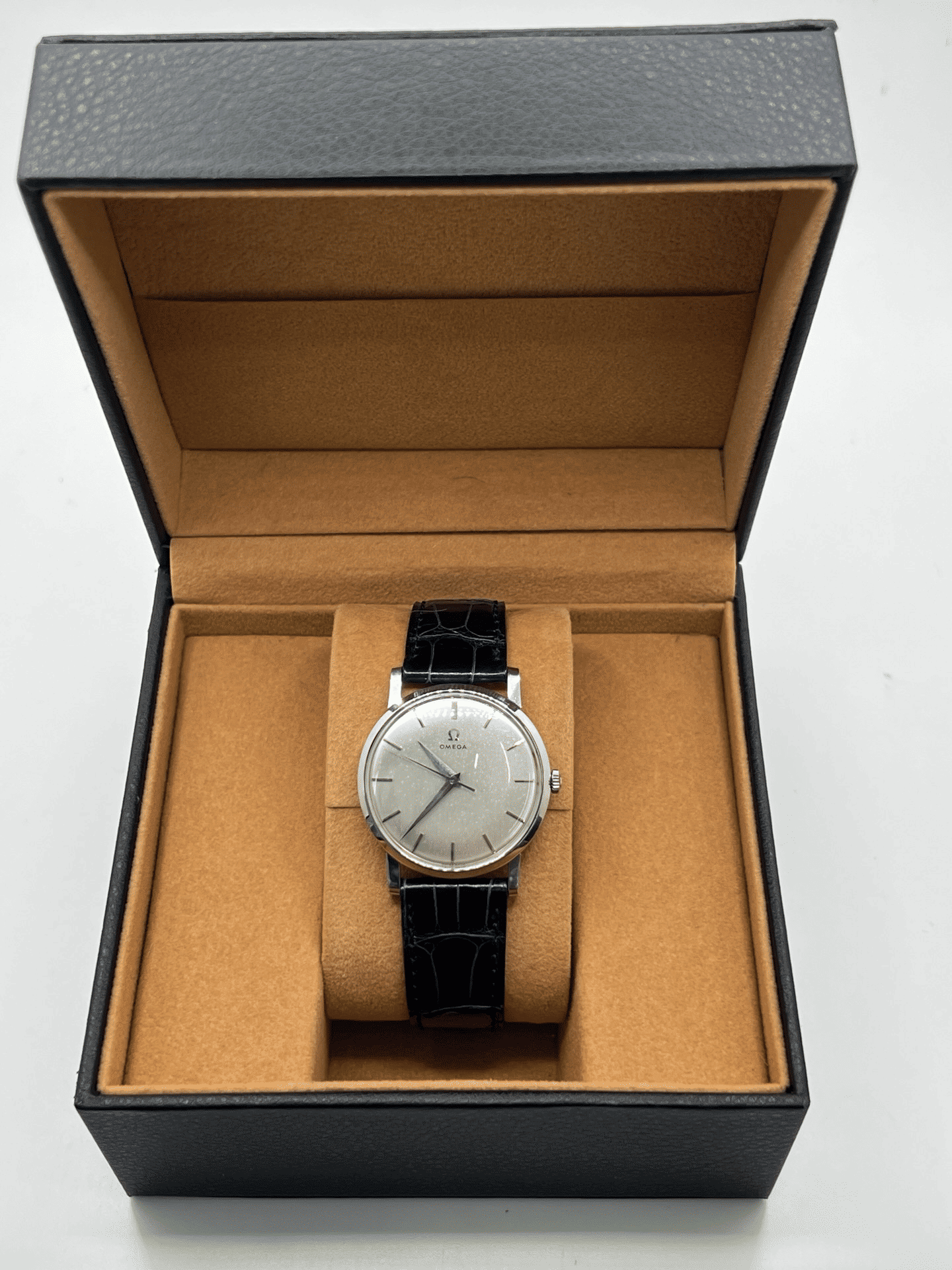 Découvrez l’Omega Classic Vintage 33 mm, une montre de collection alliant charme rétro et élégance intemporelle. Avec son design raffiné et son format discret, cette Omega au style vintage séduit les amateurs d’horlogerie classique. Une pièce d’exception, idéale pour sublimer votre poignet et compléter une collection prestigieuse.