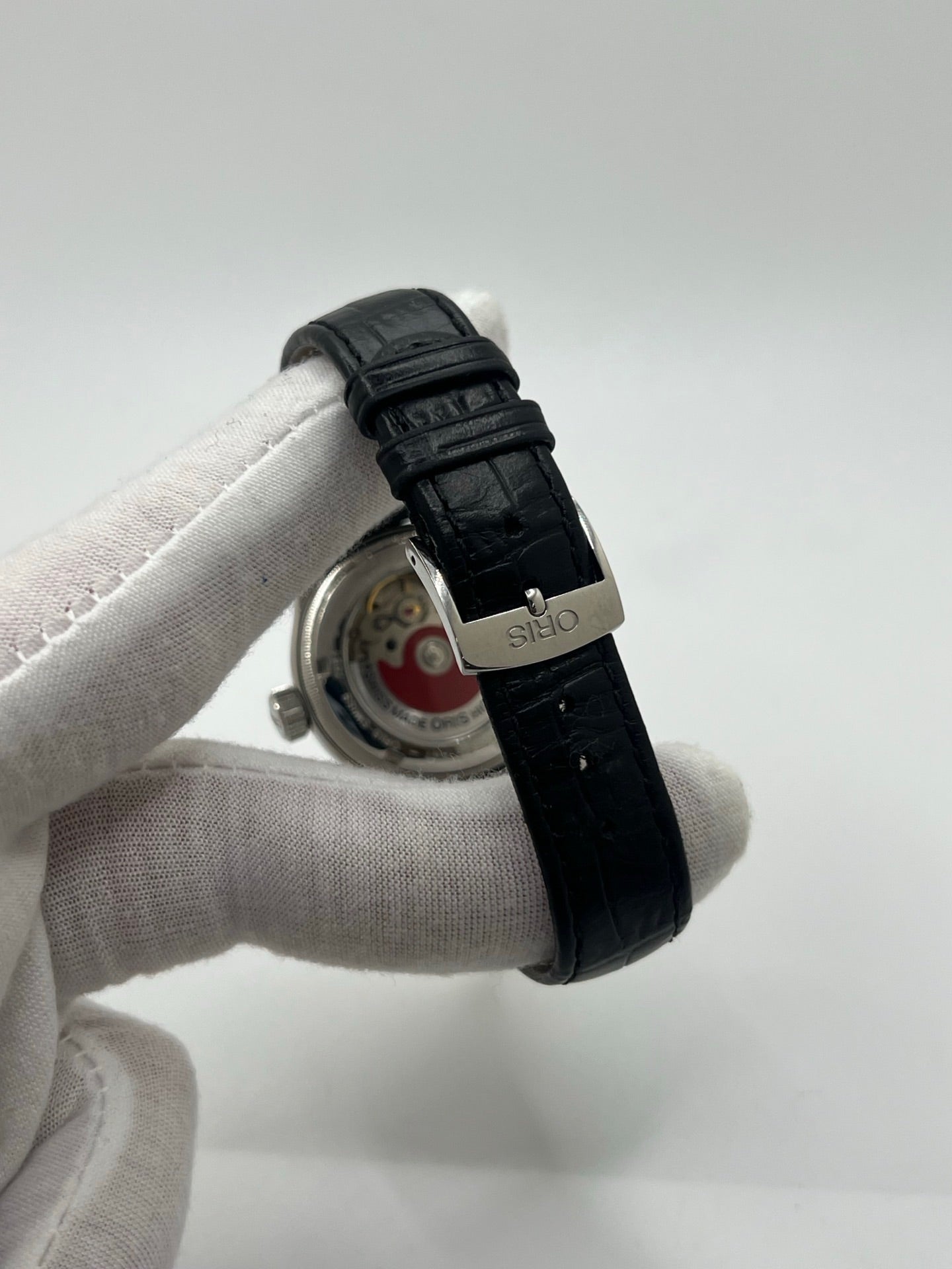 Montre mécanique automatique pour homme au style vintage, dotée d’un boîtier en acier de 36 mm et d’un cadran argent à chiffres arabes lisibles. Modèle équipé d’une fonction date par aiguille centrale, verre en matière plastique et lunette en acier. Bracelet noir avec boucle ardillon en acier. Montre d’occasion en très bon état, présentant de légères traces d’usure superficielles, récemment révisée, idéale pour les amateurs d’horlogerie classique.