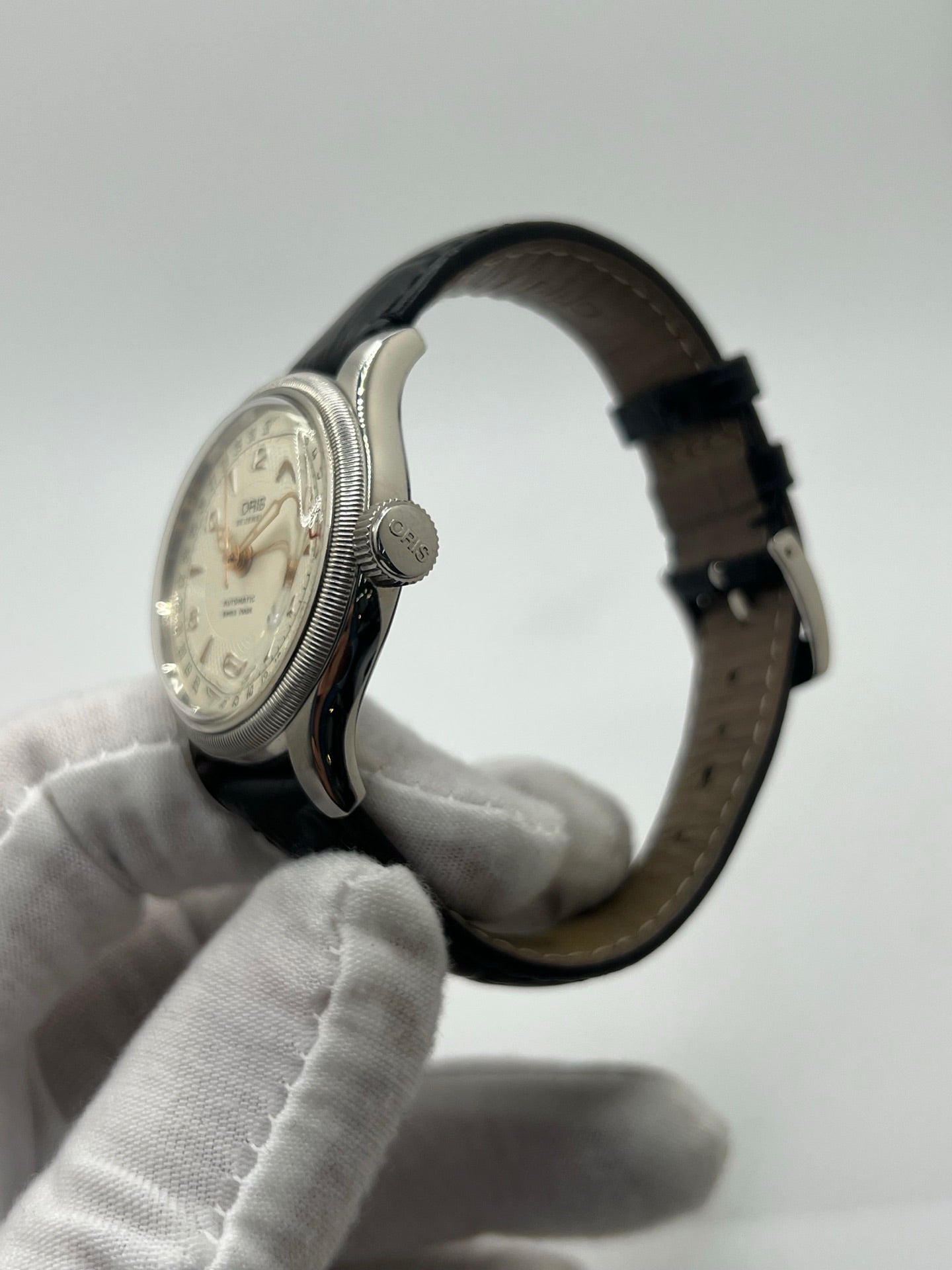 Montre mécanique automatique pour homme au style vintage, dotée d’un boîtier en acier de 36 mm et d’un cadran argent à chiffres arabes lisibles. Modèle équipé d’une fonction date par aiguille centrale, verre en matière plastique et lunette en acier. Bracelet noir avec boucle ardillon en acier. Montre d’occasion en très bon état, présentant de légères traces d’usure superficielles, récemment révisée, idéale pour les amateurs d’horlogerie classique.