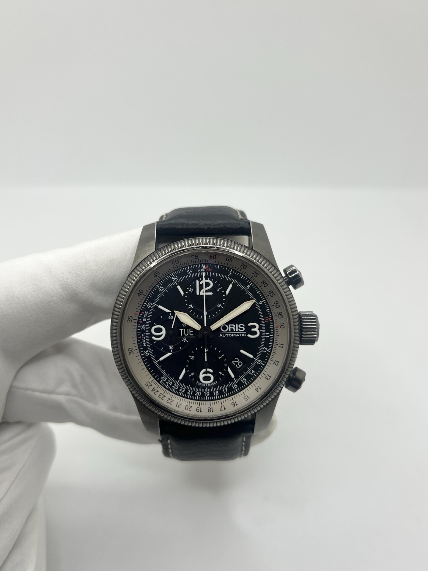 Montre Oris Big Crown X1 Calculator automatique en acier de 46 mm avec cadran noir à chiffres arabes et lunette calculator inspirée de l’aviation. Cette montre de pilote Oris Big Crown est équipée d’un verre saphir et d’un bracelet cuir noir neuf offrant confort et style sportif. Modèle emblématique de l’univers aéronautique, cette Oris automatique séduit par son design technique, sa grande lisibilité et son caractère affirmé. Révisée et garantie 1 an.
