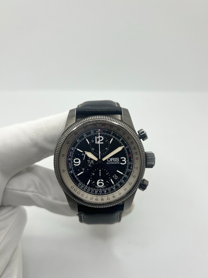 Montre Oris Big Crown X1 Calculator automatique en acier de 46 mm avec cadran noir à chiffres arabes et lunette calculator inspirée de l’aviation. Cette montre de pilote Oris Big Crown est équipée d’un verre saphir et d’un bracelet cuir noir neuf offrant confort et style sportif. Modèle emblématique de l’univers aéronautique, cette Oris automatique séduit par son design technique, sa grande lisibilité et son caractère affirmé. Révisée et garantie 1 an.