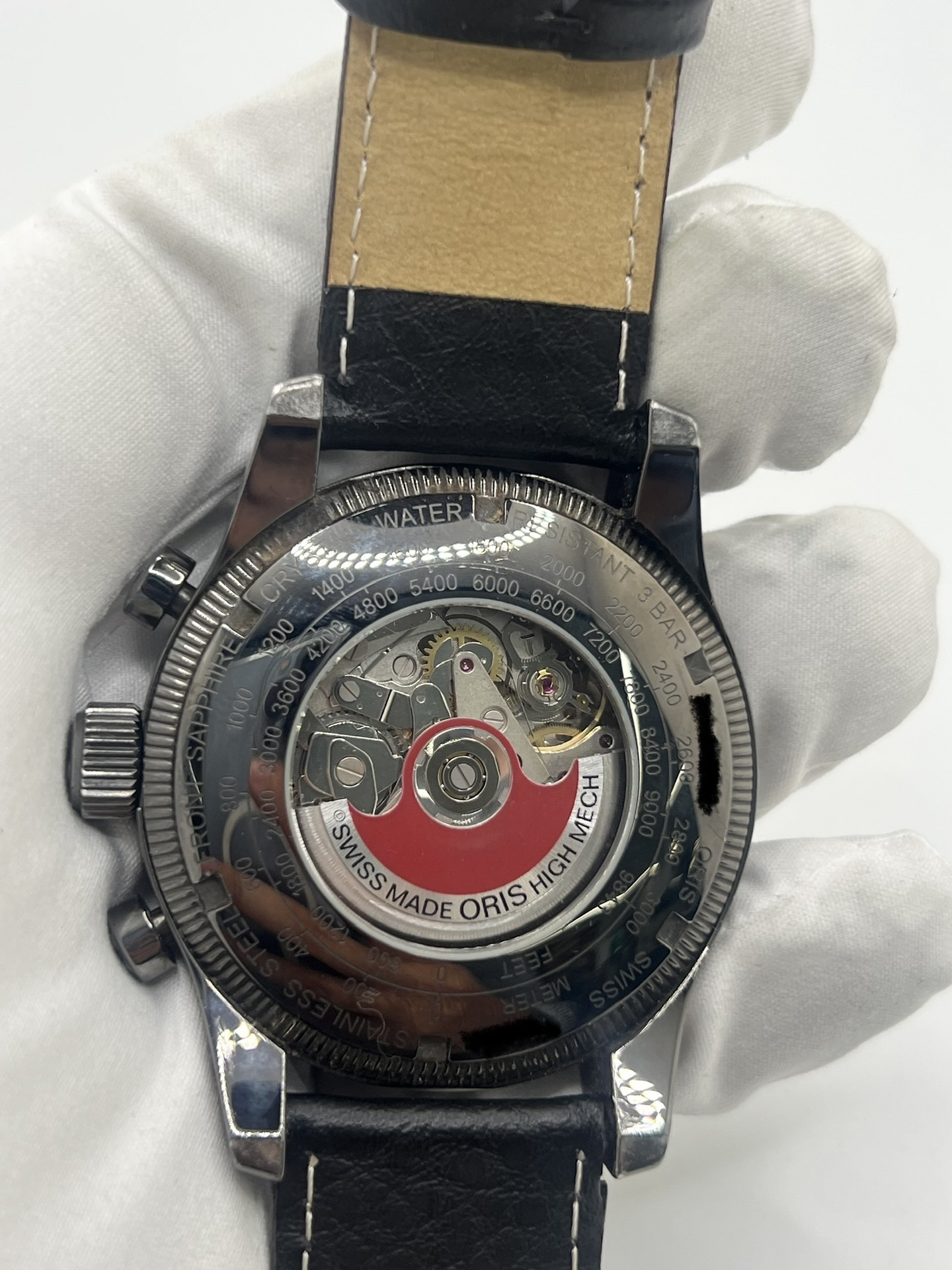 Montre Oris Big Crown X1 Calculator automatique en acier de 46 mm avec cadran noir à chiffres arabes et lunette calculator inspirée de l’aviation. Cette montre de pilote Oris Big Crown est équipée d’un verre saphir et d’un bracelet cuir noir neuf offrant confort et style sportif. Modèle emblématique de l’univers aéronautique, cette Oris automatique séduit par son design technique, sa grande lisibilité et son caractère affirmé. Révisée et garantie 1 an.
