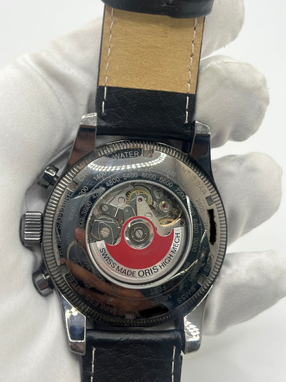 Montre Oris Big Crown X1 Calculator automatique en acier de 46 mm avec cadran noir à chiffres arabes et lunette calculator inspirée de l’aviation. Cette montre de pilote Oris Big Crown est équipée d’un verre saphir et d’un bracelet cuir noir neuf offrant confort et style sportif. Modèle emblématique de l’univers aéronautique, cette Oris automatique séduit par son design technique, sa grande lisibilité et son caractère affirmé. Révisée et garantie 1 an.