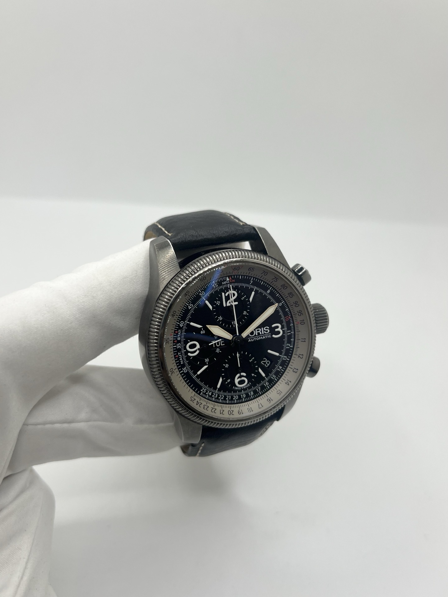 Montre Oris Big Crown X1 Calculator automatique en acier de 46 mm avec cadran noir à chiffres arabes et lunette calculator inspirée de l’aviation. Cette montre de pilote Oris Big Crown est équipée d’un verre saphir et d’un bracelet cuir noir neuf offrant confort et style sportif. Modèle emblématique de l’univers aéronautique, cette Oris automatique séduit par son design technique, sa grande lisibilité et son caractère affirmé. Révisée et garantie 1 an.