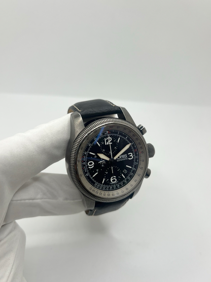 Montre Oris Big Crown X1 Calculator automatique en acier de 46 mm avec cadran noir à chiffres arabes et lunette calculator inspirée de l’aviation. Cette montre de pilote Oris Big Crown est équipée d’un verre saphir et d’un bracelet cuir noir neuf offrant confort et style sportif. Modèle emblématique de l’univers aéronautique, cette Oris automatique séduit par son design technique, sa grande lisibilité et son caractère affirmé. Révisée et garantie 1 an.