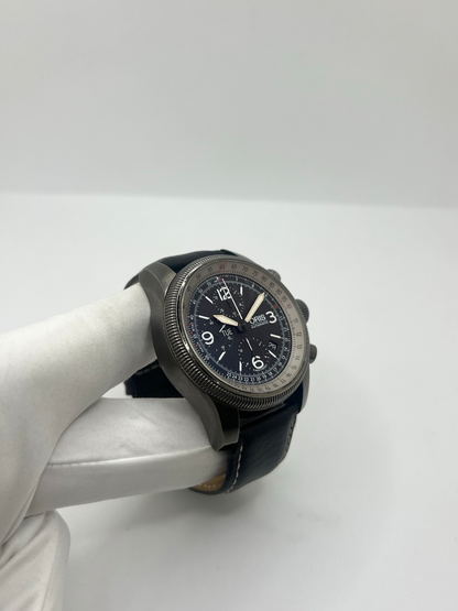 Montre Oris Big Crown X1 Calculator automatique en acier de 46 mm avec cadran noir à chiffres arabes et lunette calculator inspirée de l’aviation. Cette montre de pilote Oris Big Crown est équipée d’un verre saphir et d’un bracelet cuir noir neuf offrant confort et style sportif. Modèle emblématique de l’univers aéronautique, cette Oris automatique séduit par son design technique, sa grande lisibilité et son caractère affirmé. Révisée et garantie 1 an.