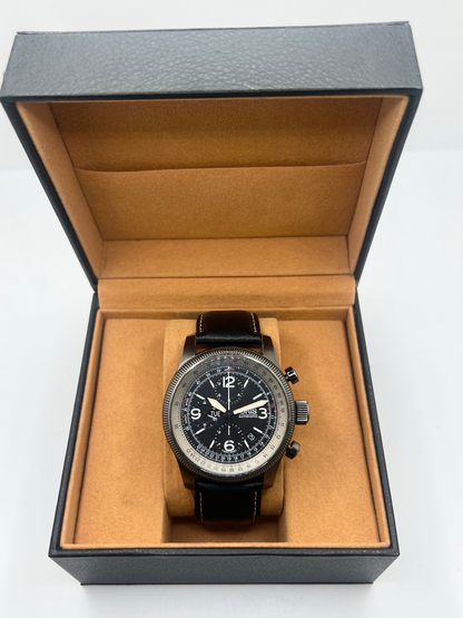 Montre Oris Big Crown X1 Calculator automatique en acier de 46 mm avec cadran noir à chiffres arabes et lunette calculator inspirée de l’aviation. Cette montre de pilote Oris Big Crown est équipée d’un verre saphir et d’un bracelet cuir noir neuf offrant confort et style sportif. Modèle emblématique de l’univers aéronautique, cette Oris automatique séduit par son design technique, sa grande lisibilité et son caractère affirmé. Révisée et garantie 1 an.