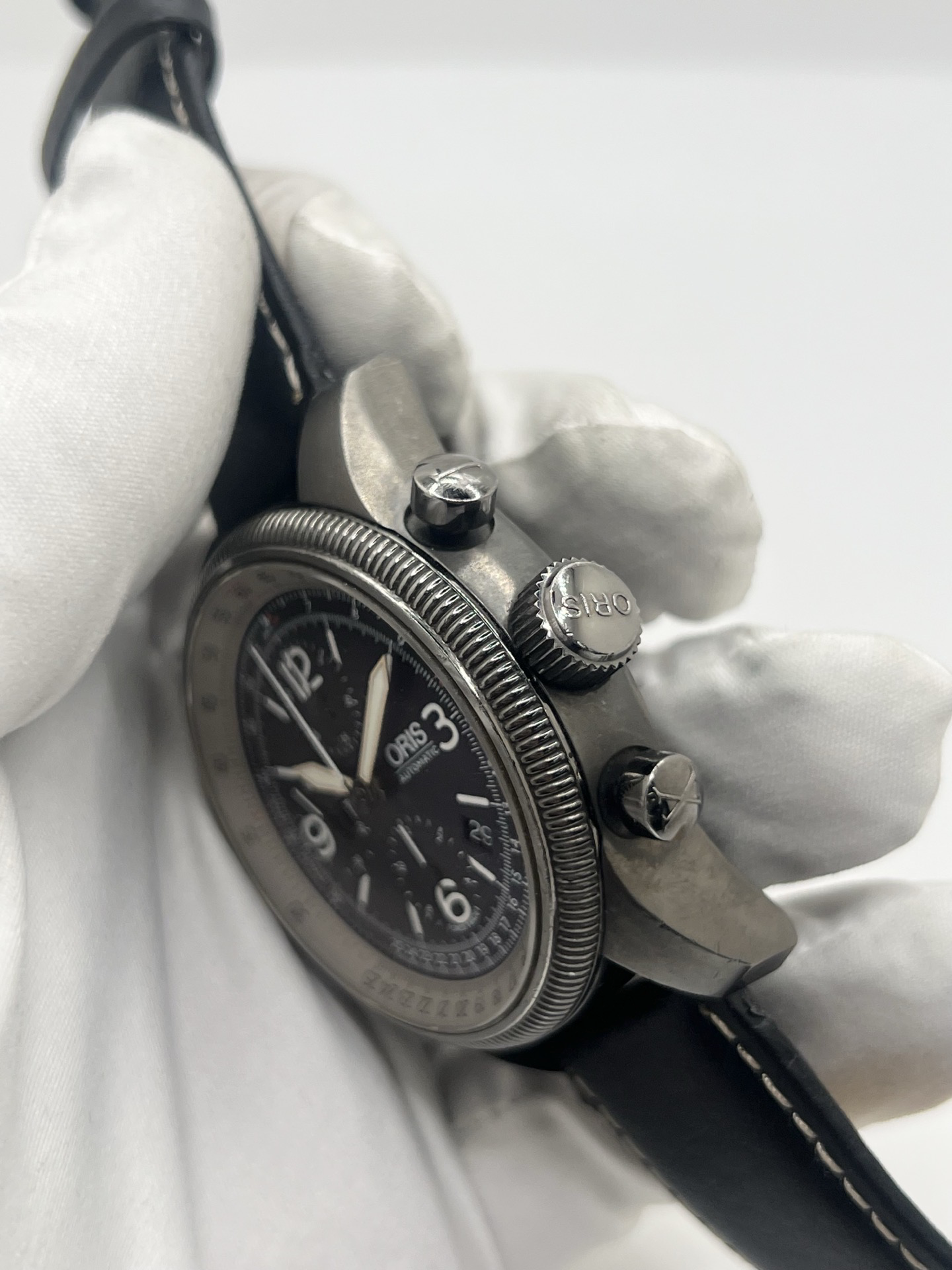 Montre Oris Big Crown X1 Calculator automatique en acier de 46 mm avec cadran noir à chiffres arabes et lunette calculator inspirée de l’aviation. Cette montre de pilote Oris Big Crown est équipée d’un verre saphir et d’un bracelet cuir noir neuf offrant confort et style sportif. Modèle emblématique de l’univers aéronautique, cette Oris automatique séduit par son design technique, sa grande lisibilité et son caractère affirmé. Révisée et garantie 1 an.