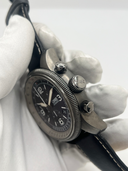 Montre Oris Big Crown X1 Calculator automatique en acier de 46 mm avec cadran noir à chiffres arabes et lunette calculator inspirée de l’aviation. Cette montre de pilote Oris Big Crown est équipée d’un verre saphir et d’un bracelet cuir noir neuf offrant confort et style sportif. Modèle emblématique de l’univers aéronautique, cette Oris automatique séduit par son design technique, sa grande lisibilité et son caractère affirmé. Révisée et garantie 1 an.