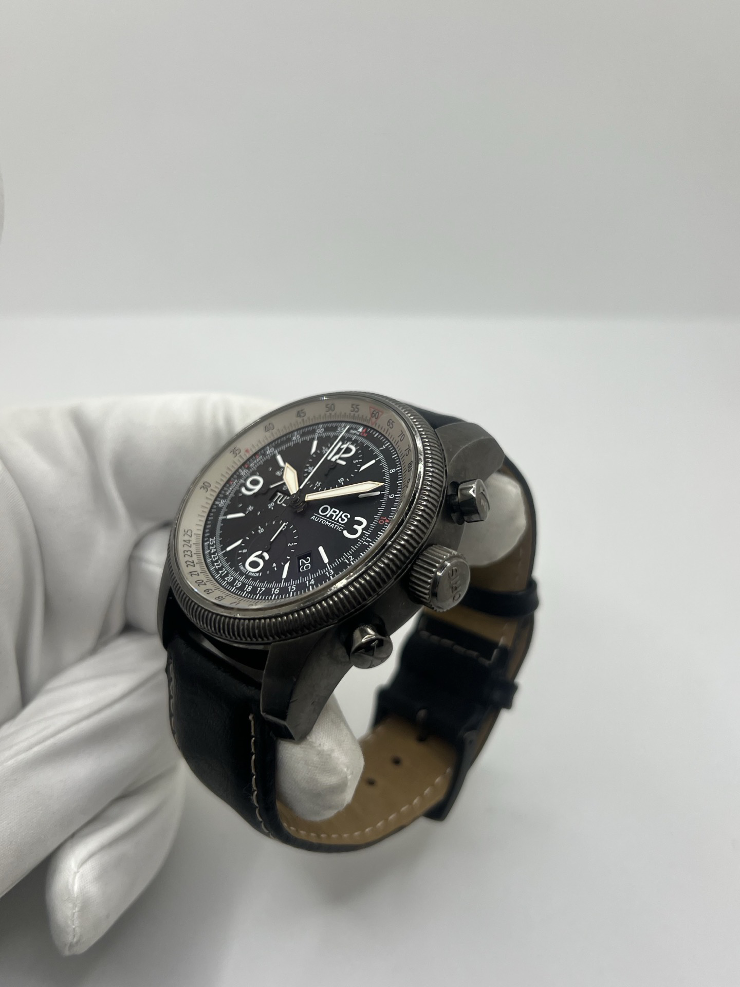 Montre Oris Big Crown X1 Calculator automatique en acier de 46 mm avec cadran noir à chiffres arabes et lunette calculator inspirée de l’aviation. Cette montre de pilote Oris Big Crown est équipée d’un verre saphir et d’un bracelet cuir noir neuf offrant confort et style sportif. Modèle emblématique de l’univers aéronautique, cette Oris automatique séduit par son design technique, sa grande lisibilité et son caractère affirmé. Révisée et garantie 1 an.