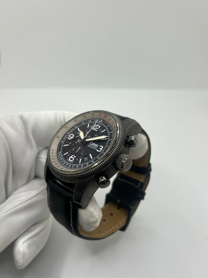Montre Oris Big Crown X1 Calculator automatique en acier de 46 mm avec cadran noir à chiffres arabes et lunette calculator inspirée de l’aviation. Cette montre de pilote Oris Big Crown est équipée d’un verre saphir et d’un bracelet cuir noir neuf offrant confort et style sportif. Modèle emblématique de l’univers aéronautique, cette Oris automatique séduit par son design technique, sa grande lisibilité et son caractère affirmé. Révisée et garantie 1 an.