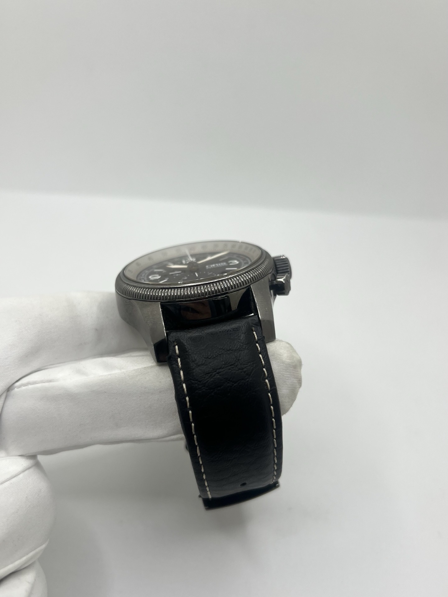 Montre Oris Big Crown X1 Calculator automatique en acier de 46 mm avec cadran noir à chiffres arabes et lunette calculator inspirée de l’aviation. Cette montre de pilote Oris Big Crown est équipée d’un verre saphir et d’un bracelet cuir noir neuf offrant confort et style sportif. Modèle emblématique de l’univers aéronautique, cette Oris automatique séduit par son design technique, sa grande lisibilité et son caractère affirmé. Révisée et garantie 1 an.