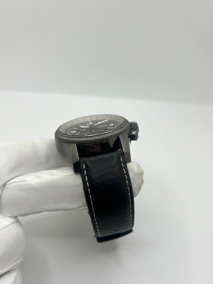 Montre Oris Big Crown X1 Calculator automatique en acier de 46 mm avec cadran noir à chiffres arabes et lunette calculator inspirée de l’aviation. Cette montre de pilote Oris Big Crown est équipée d’un verre saphir et d’un bracelet cuir noir neuf offrant confort et style sportif. Modèle emblématique de l’univers aéronautique, cette Oris automatique séduit par son design technique, sa grande lisibilité et son caractère affirmé. Révisée et garantie 1 an.