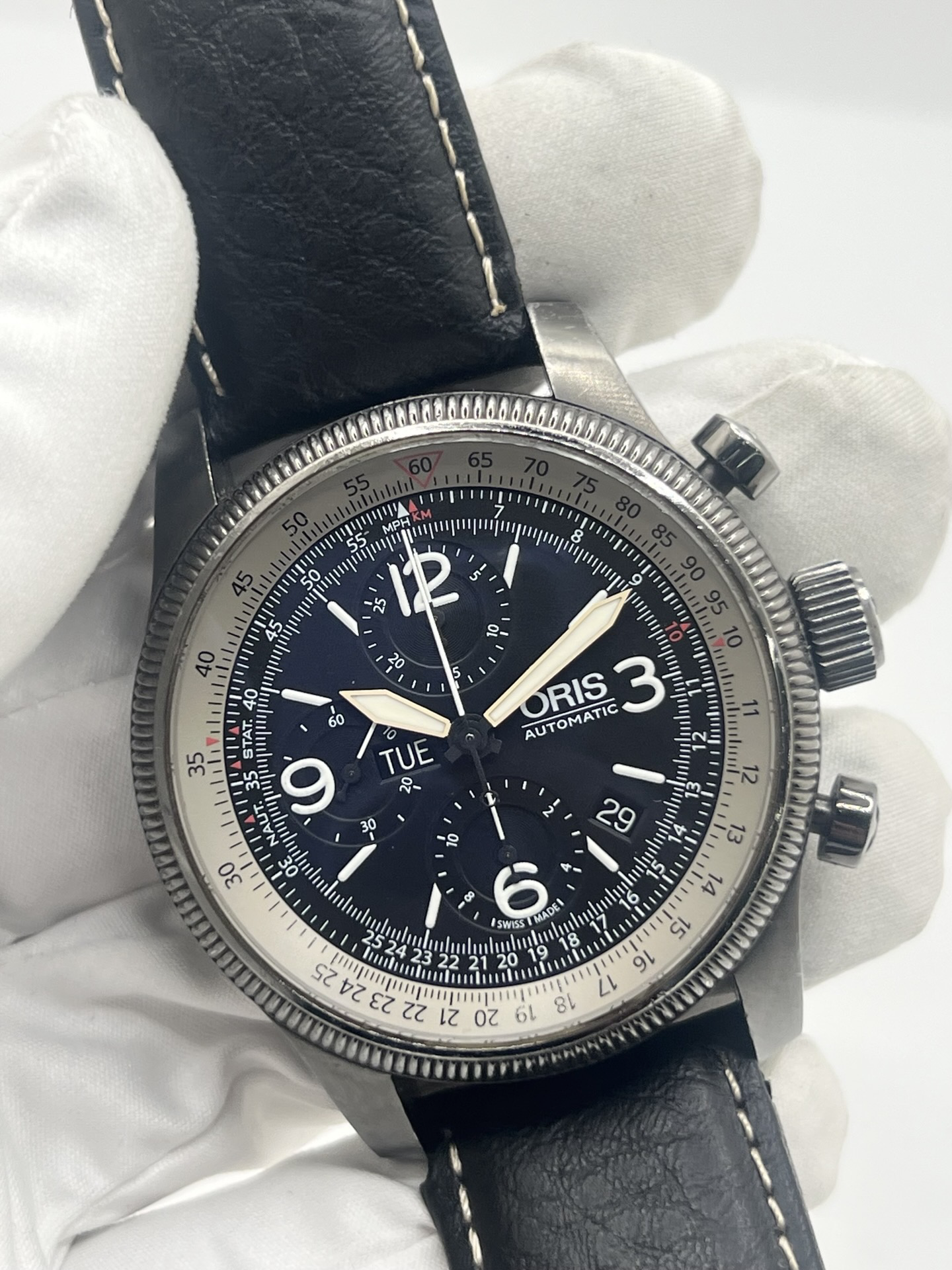 Montre Oris Big Crown X1 Calculator automatique en acier de 46 mm avec cadran noir à chiffres arabes et lunette calculator inspirée de l’aviation. Cette montre de pilote Oris Big Crown est équipée d’un verre saphir et d’un bracelet cuir noir neuf offrant confort et style sportif. Modèle emblématique de l’univers aéronautique, cette Oris automatique séduit par son design technique, sa grande lisibilité et son caractère affirmé. Révisée et garantie 1 an.