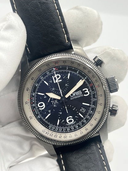 Montre Oris Big Crown X1 Calculator automatique en acier de 46 mm avec cadran noir à chiffres arabes et lunette calculator inspirée de l’aviation. Cette montre de pilote Oris Big Crown est équipée d’un verre saphir et d’un bracelet cuir noir neuf offrant confort et style sportif. Modèle emblématique de l’univers aéronautique, cette Oris automatique séduit par son design technique, sa grande lisibilité et son caractère affirmé. Révisée et garantie 1 an.