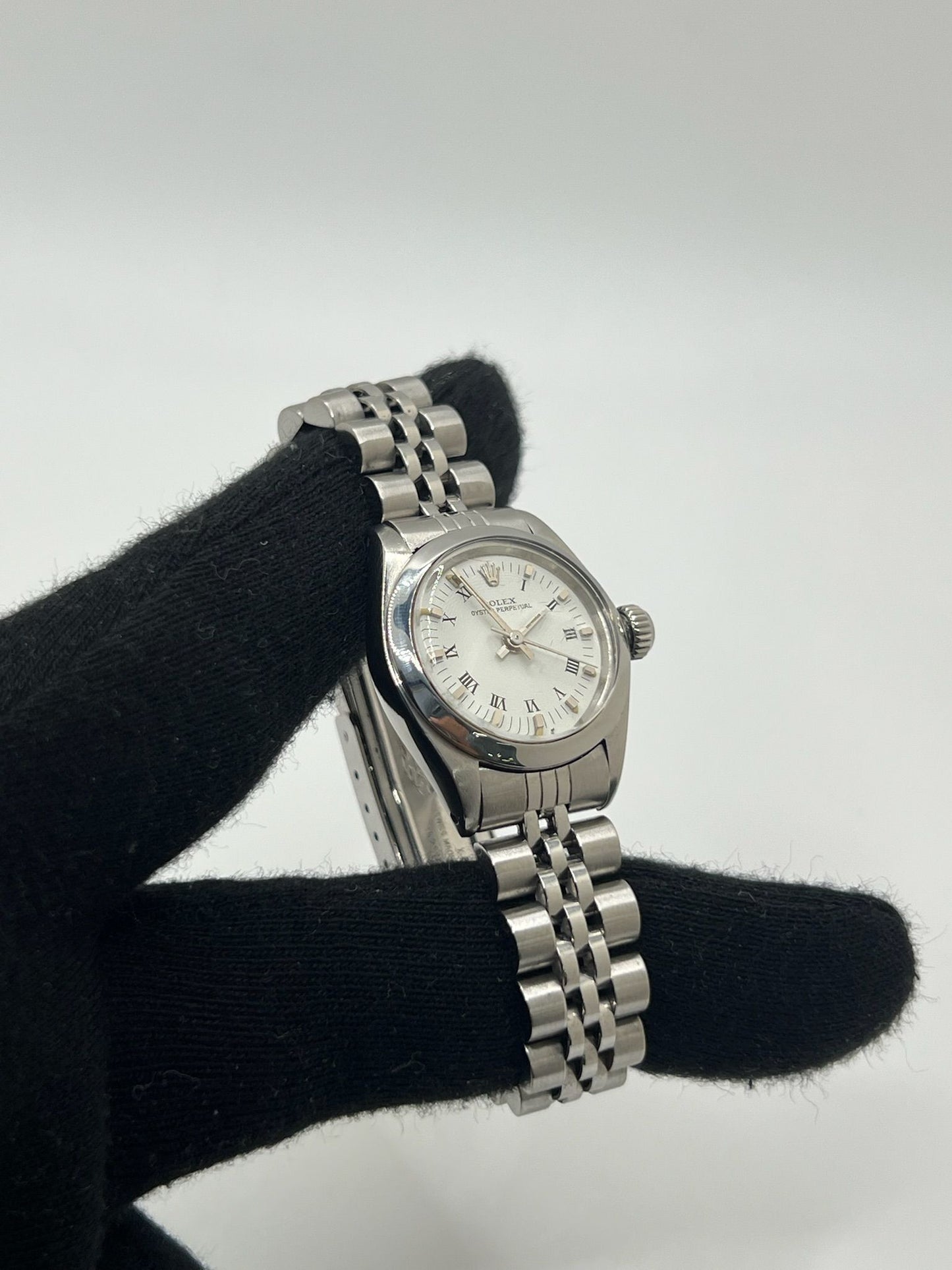 Découvrez la Rolex Oyster Perpetual Lady 26 mm, une montre automatique pour femme alliant élégance intemporelle et précision suisse. Ce modèle emblématique en acier, au cadran blanc raffiné, est parfait pour un usage quotidien ou des occasions spéciales. Avec son boîtier de 26 mm et son bracelet en acier, cette montre Rolex féminine incarne le luxe discret et la fiabilité de la maison horlogère.