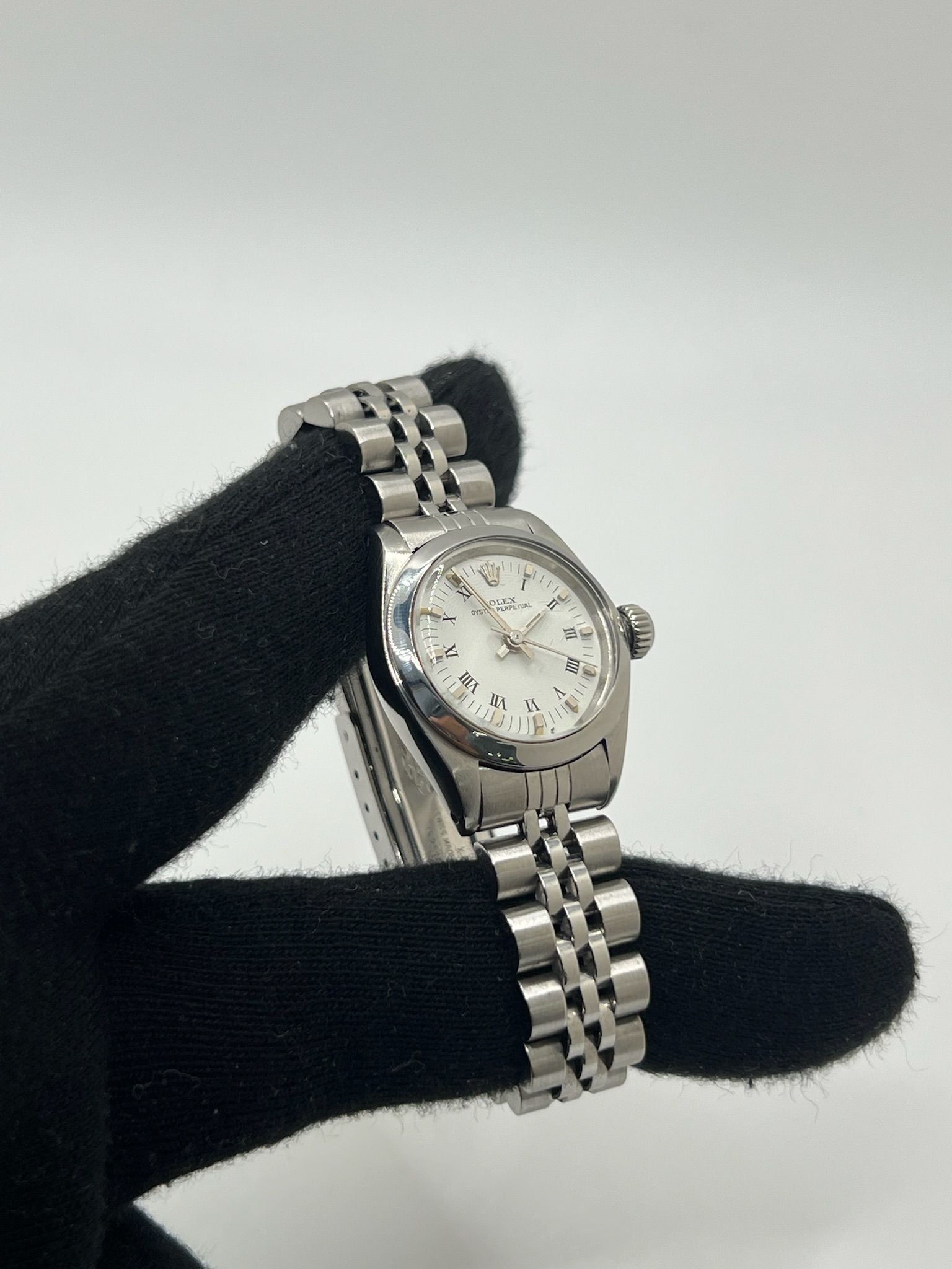 Découvrez la Rolex Oyster Perpetual Lady 26 mm, une montre automatique pour femme alliant élégance intemporelle et précision suisse. Ce modèle emblématique en acier, au cadran blanc raffiné, est parfait pour un usage quotidien ou des occasions spéciales. Avec son boîtier de 26 mm et son bracelet en acier, cette montre Rolex féminine incarne le luxe discret et la fiabilité de la maison horlogère.