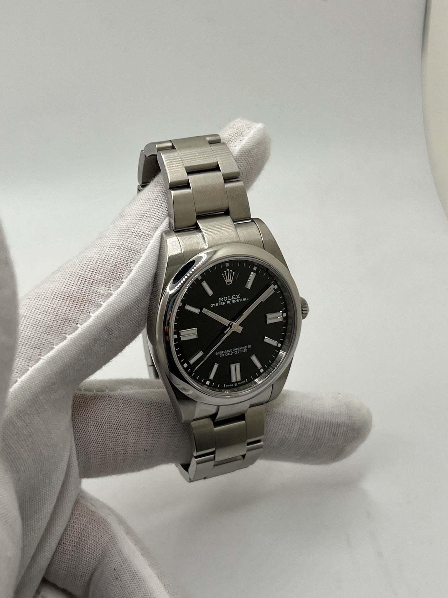Découvrez cette Rolex Oyster Perpetual 41mm réf. 124300, modèle emblématique en acier, datant de 2022. Full set avec boîte et papiers d’origine, cette montre automatique au cadran noir offre élégance et fiabilité. Révisée en juillet 2025, en excellent état avec légères traces d’usure. Disponible à Paris. Montre homme/unisexe idéale pour collectionneurs et amateurs de garde-temps de luxe.
