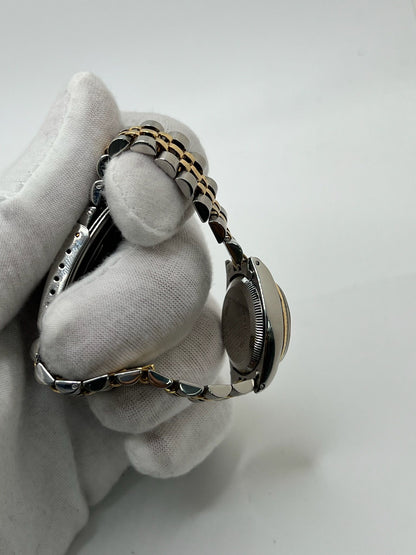 Montre de luxe pour femme, la Rolex Oyster Perpetual Lady 26 mm séduit par son élégance intemporelle. Dotée d’un boîtier en acier et d’un bracelet Jubilee raffiné, elle incarne le savoir-faire Rolex. Idéale pour les poignets fins, cette montre automatique allie précision, style et discrétion au quotidien.