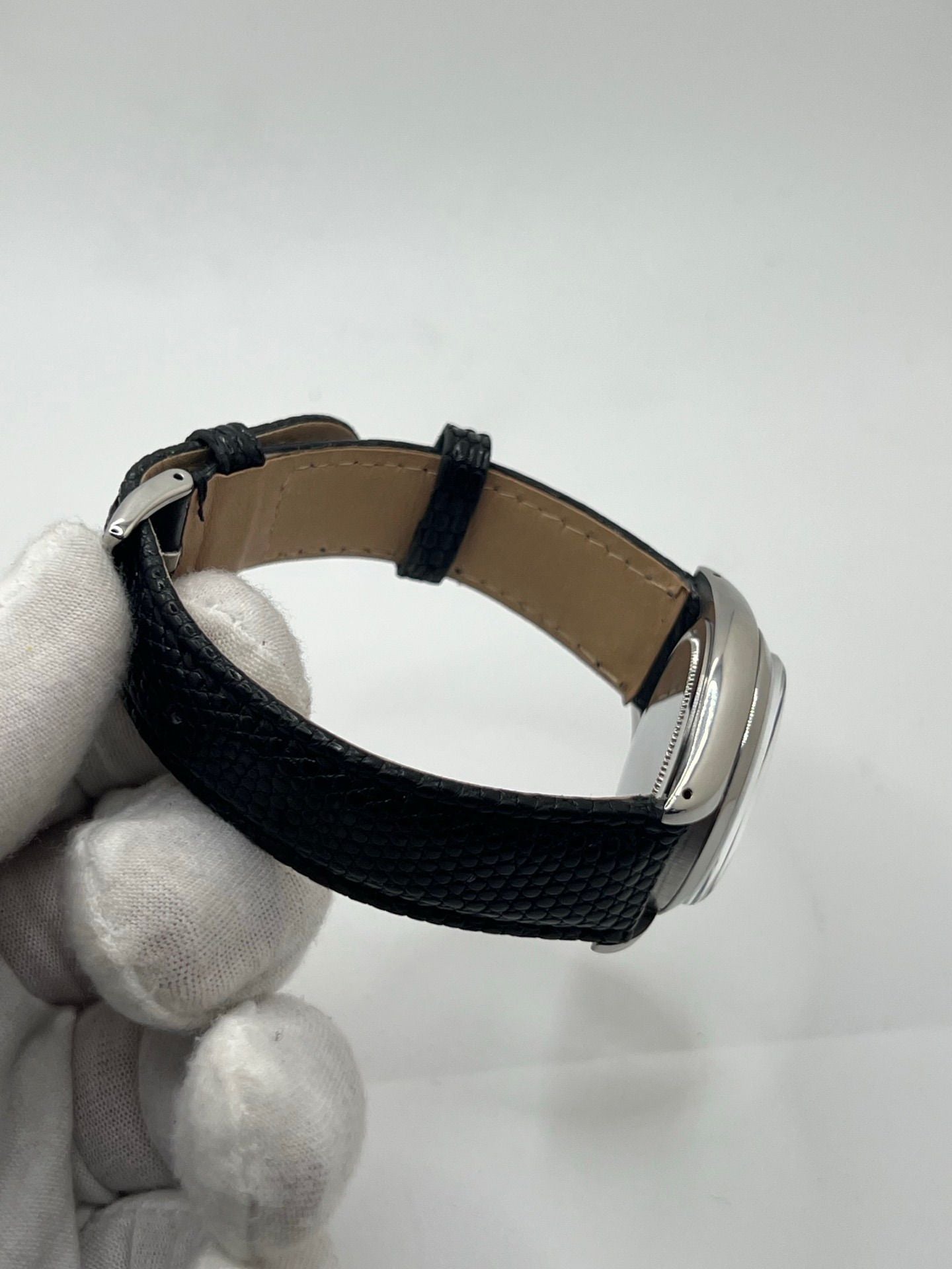 Montre Rolex Oysterdate Precision 6694, modèle vintage emblématique des années 60 en acier avec cadran noir et bracelet en cuir de lézard. Équipée d’un mouvement à remontage manuel calibre 1225, cette Rolex 6694 allie élégance intemporelle et précision horlogère, idéale pour les amateurs de montres classiques et raffinées.