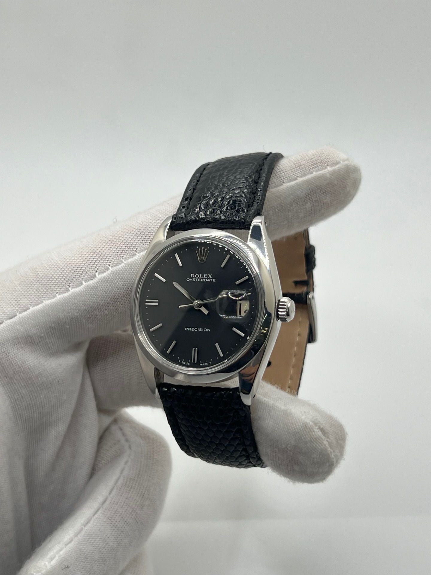 Montre Rolex Oysterdate Precision 6694, modèle vintage emblématique des années 60 en acier avec cadran noir et bracelet en cuir de lézard. Équipée d’un mouvement à remontage manuel calibre 1225, cette Rolex 6694 allie élégance intemporelle et précision horlogère, idéale pour les amateurs de montres classiques et raffinées.