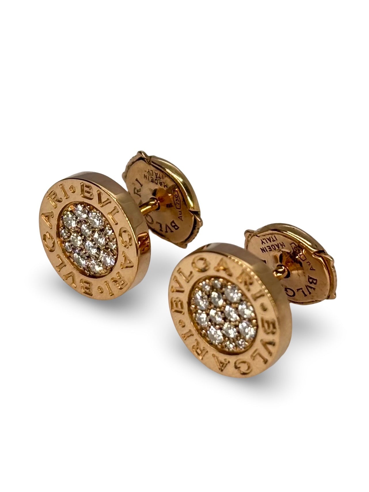 Boucles d’oreilles signées Bulgari, en or rose 18 carats, sublimées par 0,36 carat de diamants scintillants. Cette création allie l’éclat chaleureux de l’or rose à la brillance délicate des pierres précieuses, dans un design à la fois contemporain et raffiné. Parfaites pour sublimer une tenue de jour comme de soirée, elles reflètent le savoir-faire joaillier de la maison Bulgari et son sens unique de l’élégance.