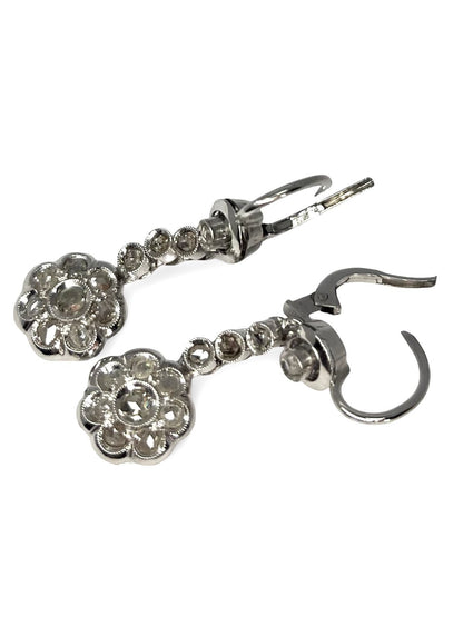Superbes boucles d’oreilles vintage en platine, serties de diamants naturels pour un total de 1 carat. Un bijou raffiné au charme intemporel, alliant l’élégance du platine à l’éclat du diamant. Parfait pour une touche rétro chic ou une occasion spéciale. Pièce unique de haute joaillerie.