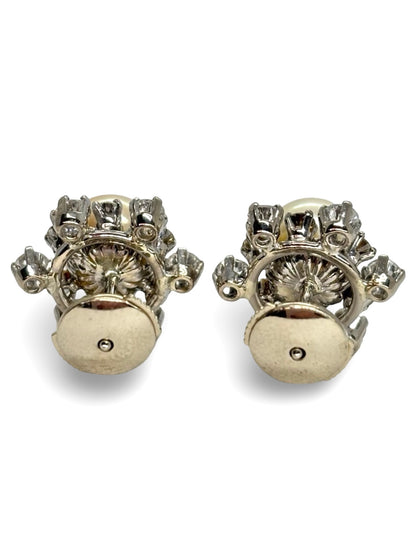 Boucles d’oreilles en or blanc 18K ornées de perles et de diamants totalisant 1,60 carat. Élégantes et raffinées, elles séduisent par l’éclat lumineux des diamants associé à la douceur nacrée des perles. Cette paire intemporelle incarne le charme classique et le luxe discret, idéale pour sublimer une tenue habillée ou enrichir une collection de joaillerie précieuse.