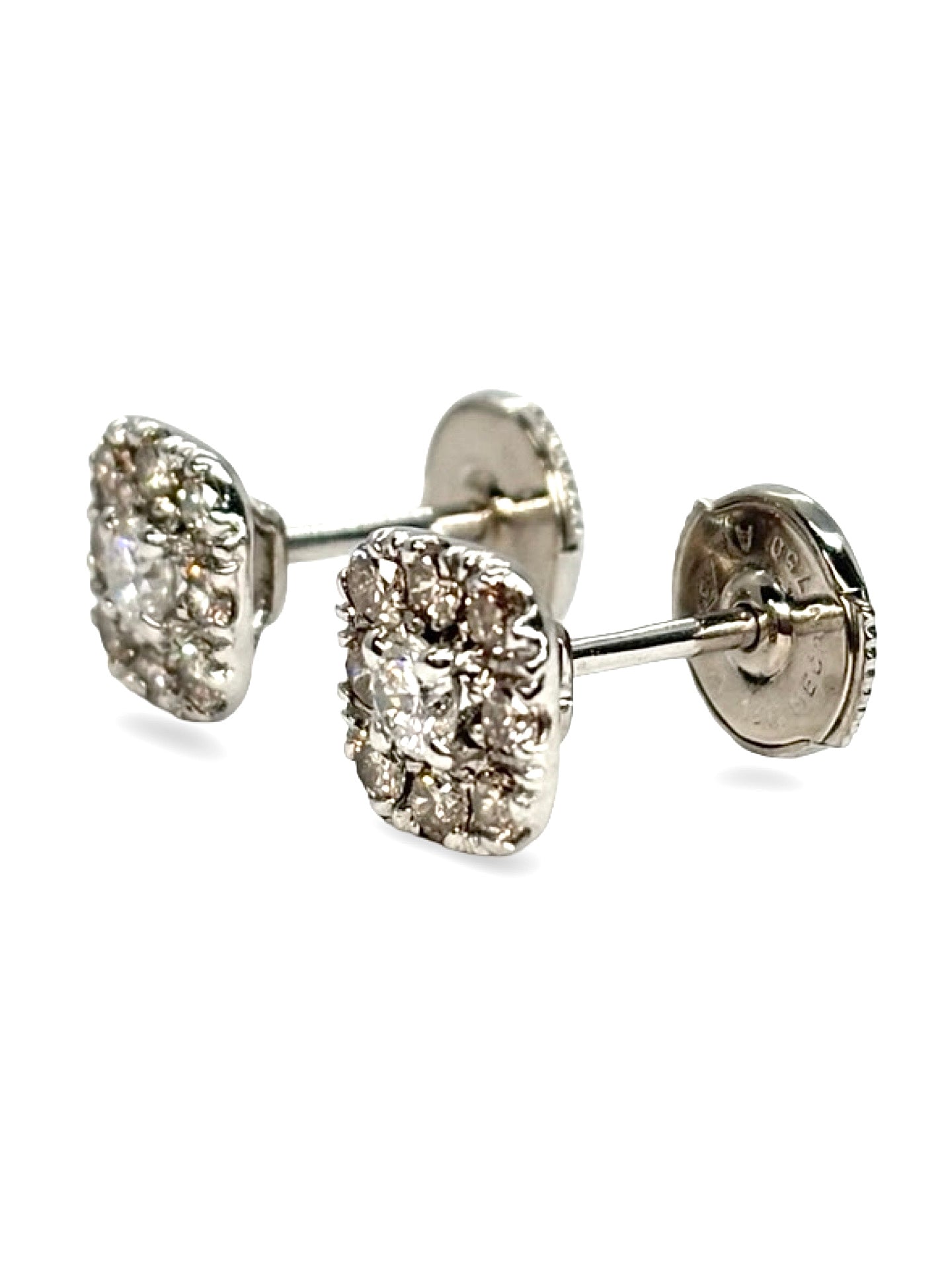 Boucles d’oreilles en or blanc sublimées par des diamants totalisant 0,68 carat. Leur éclat raffiné illumine le visage avec élégance et modernité. Un bijou intemporel qui associe la pureté de l’or blanc à la brillance naturelle du diamant, idéal pour toutes les occasions, du quotidien aux soirées les plus sophistiquées.